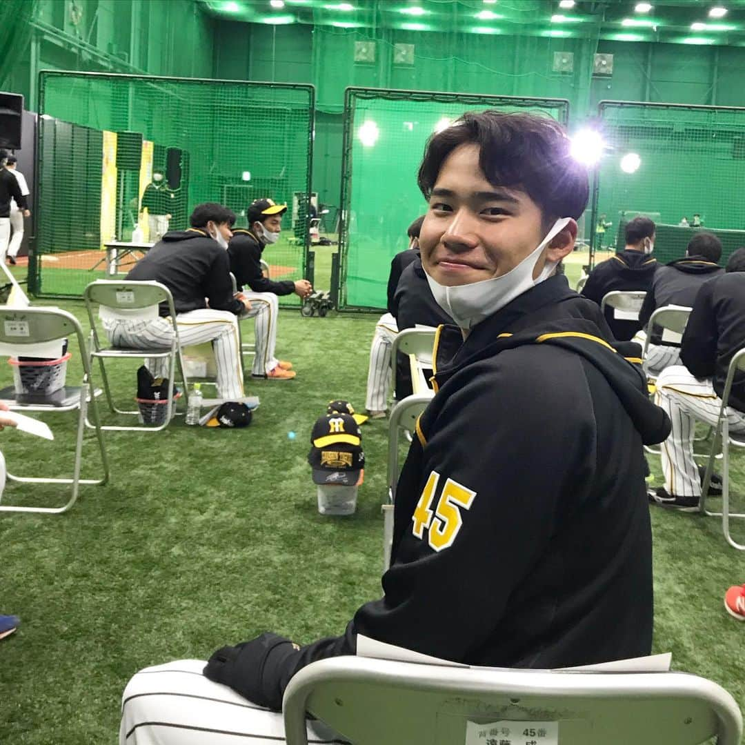 阪神タイガースさんのインスタグラム写真 - (阪神タイガースInstagram)「ファン感本番前に、髙山広報カメラが出動しました！なかなかインスタに登場しない選手を…と被写体を探して📷✨ #遠藤成 選手 #片山雄哉 選手 #藤田健斗 選手 藤田選手の寝癖をなおす #北條史也 選手 #奥山皓太 選手 今日の宿敵 #陽川尚将 選手 #髙山俊 選手 #髙山広報シリーズ  後ほどIGTVでもお届けします！ #阪神タイガース #ファン感謝デー2020」12月5日 16時58分 - hanshintigers_official