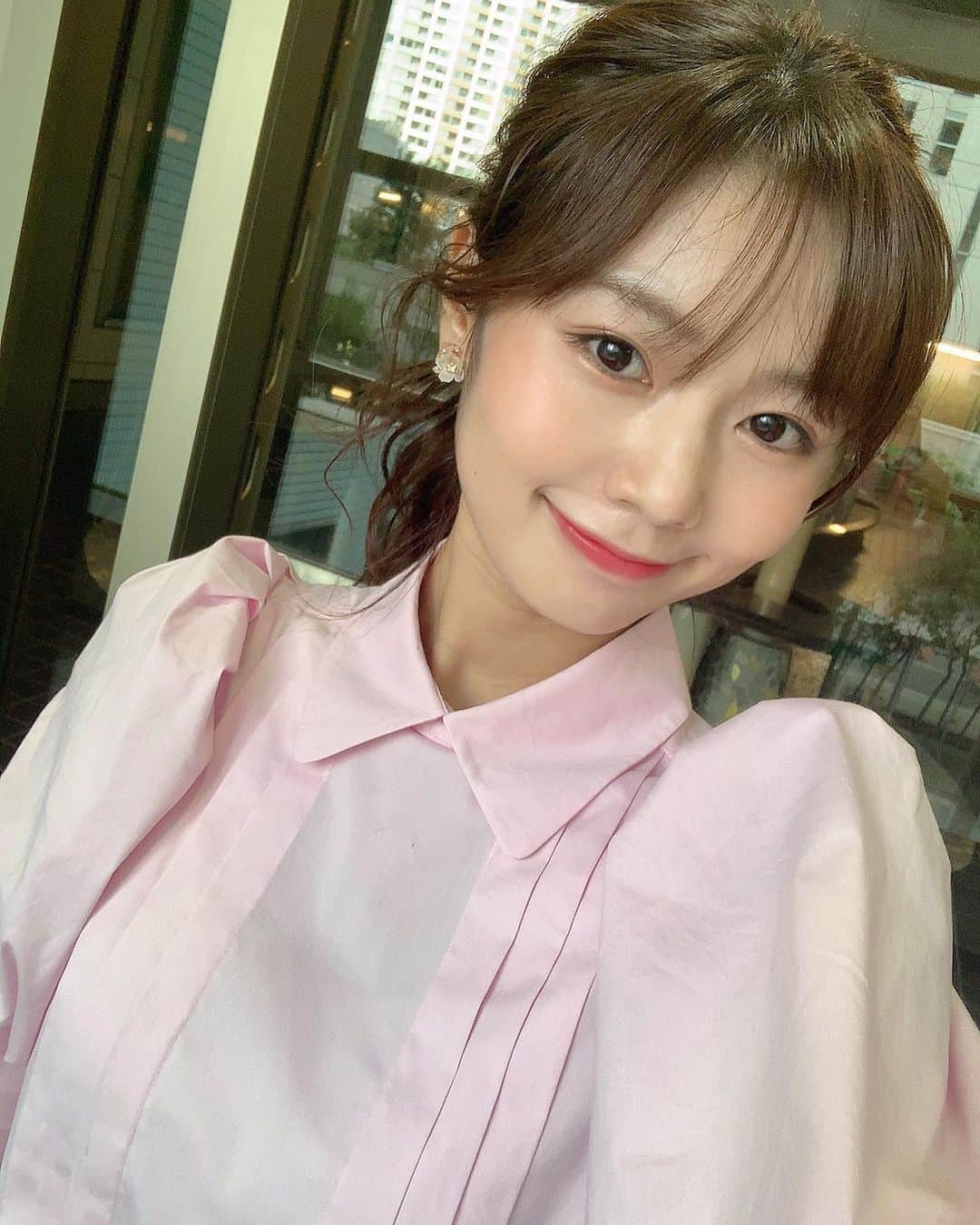 杉浦みずきのインスタグラム：「. 最近の美容情報と💄 サンデーモーニングの衣装を紹介します☺️✨ ・ 先日ハーブピーリングに行ってきました！🍃 ピーリングはじめてだったけど、皮剥けたりとかが一切なくて、やった直後もノーダメージなのにお肌再生されてよかった！✨ @unelimit_official @unelimit_ayano ・ それからだいぶ時差なのですが、😂 秋のサンデーモーニングの衣装をちょこっと💕 1.2枚目  ブラウス　@wildlily_daikanyama  スカート　@rewderew_official  3枚目 トップス　@andyoudressingroom  スカート　@andemiu_official  パンプス　@mamian ・ ・ #unelimit#渋谷#美肌サロン #クリスティーナ#ハーブピーリング #スキンケア #テラスキン#美容#美肌#毛穴#肌質改善#デトックス #衣装 #アナウンサー #サンデーモーニング」