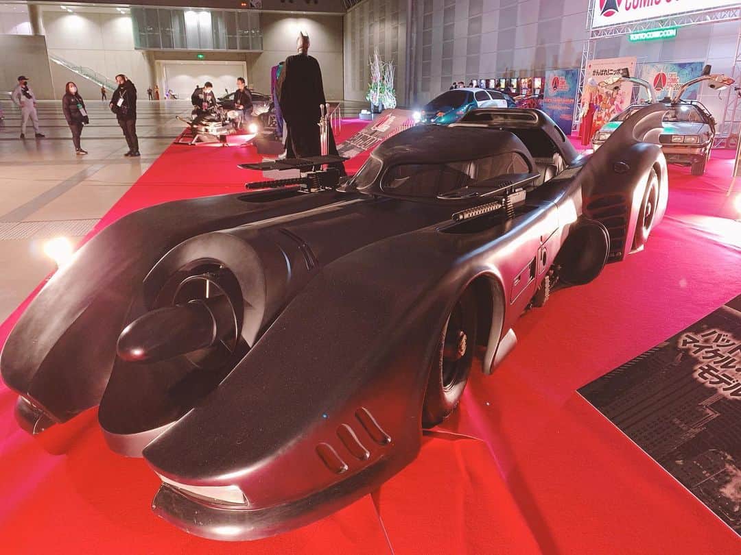関根ささらさんのインスタグラム写真 - (関根ささらInstagram)「Bat Mobile🦇🖤 . . #東京コミコン2020 で展示中の #batman に登場する #batmobile に乗ることができました！！！✨ . . エンジン音がすごすぎた……！ 2枚目ムービーです、ぜひ見てみてね🥰 . . 私がオフィシャルサポーターとしてレポートしているプロップ紹介動画が、今年のコミコンの"オンライン会場"となる【TOKYO COMIC CON WORLD】プレミアゾーン内の「Museum」というところで見ることができます！プレミアゾーンは550円で全エリア入場可能🌈🌈ぜひチェックしてみてくださいっ！ . . #東京コミコン #Tokyocomiccon #tcc #tcc2020 #tokyocomiccon2020 #バットマン #バットモービル #dc #dcmovies #dcコミックス #車 #車内 #車好き」12月5日 17時00分 - sasarasekine
