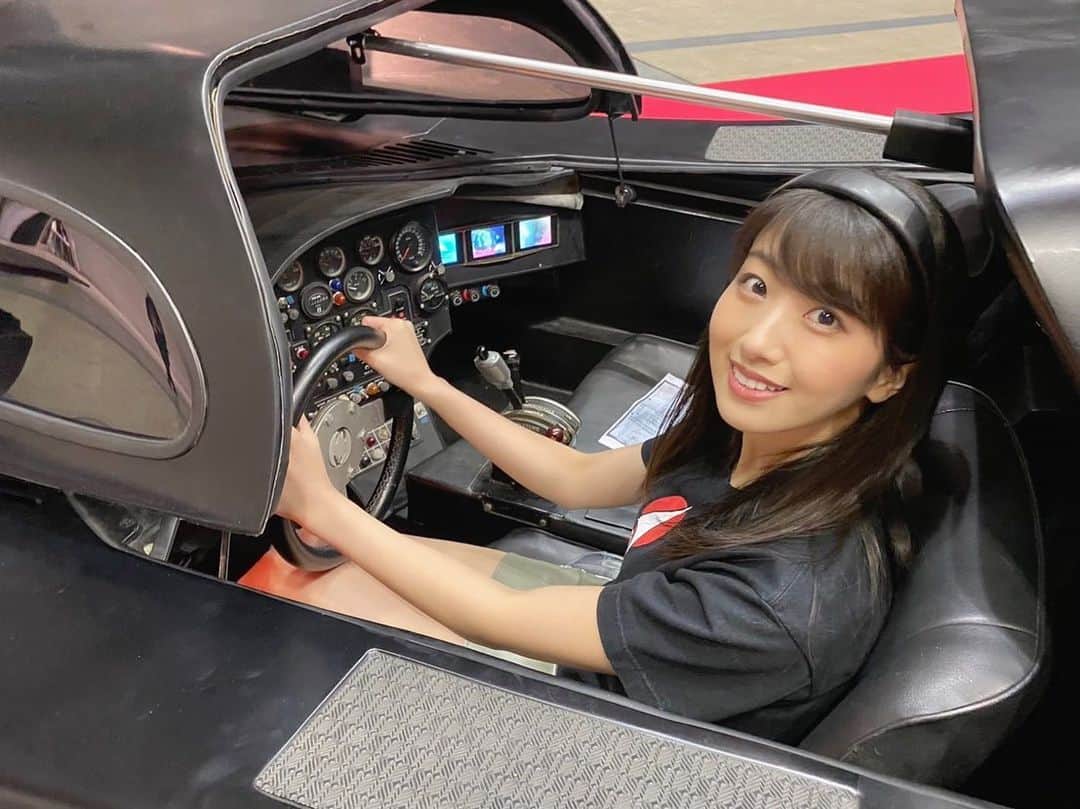 のインスタグラム：「Bat Mobile🦇🖤 . . #東京コミコン2020 で展示中の #batman に登場する #batmobile に乗ることができました！！！✨ . . エンジン音がすごすぎた……！ 2枚目ムービーです、ぜひ見てみてね🥰 . . 私がオフィシャルサポーターとしてレポートしているプロップ紹介動画が、今年のコミコンの"オンライン会場"となる【TOKYO COMIC CON WORLD】プレミアゾーン内の「Museum」というところで見ることができます！プレミアゾーンは550円で全エリア入場可能🌈🌈ぜひチェックしてみてくださいっ！ . . #東京コミコン #Tokyocomiccon #tcc #tcc2020 #tokyocomiccon2020 #バットマン #バットモービル #dc #dcmovies #dcコミックス #車 #車内 #車好き」