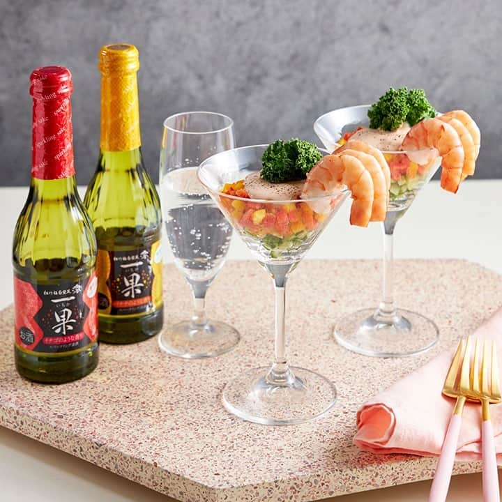 mio_sparklingのインスタグラム：「家飲みを華やかにしてくれる✨カクテルサラダをおつまみに🍴 今日は一果で乾杯🥂❤💛  #カクテルサラダ #グラスサラダ #サラダ #サラダレシピ #食事を楽しく #カクテルグラス #vegetable #おつまみレシピ #食卓を楽しむ #クリスマスレシピ #クリスマス料理 #クリスマスメニュー #えび好き #カフェ風インテリア #器好き #器好きと繋がりたい #盛り付け #家飲み #tablesetting #日本酒好きと繋がりたい #日本酒部 #飲酒タグラム #日本酒大好き #スパークリング清酒 #日本酒女子 #日本酒 #sparkling #一果 #ichika #澪」