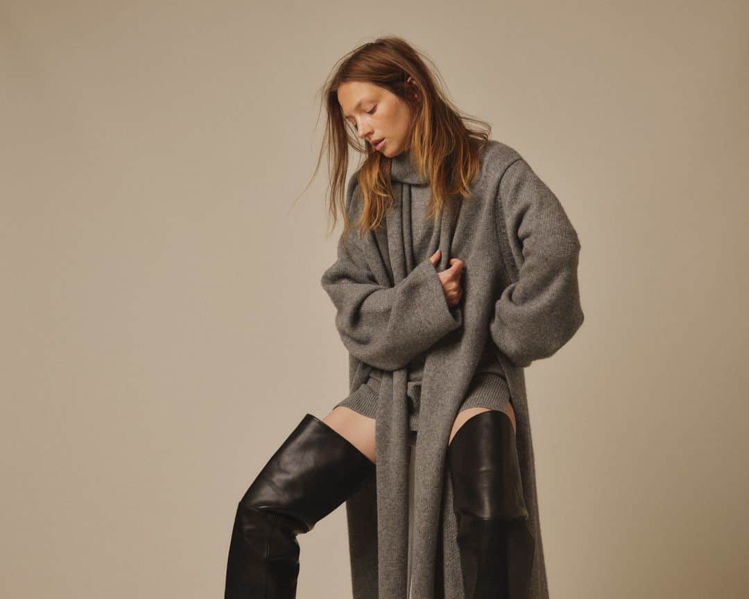 バルバラ ビュイさんのインスタグラム写真 - (バルバラ ビュイInstagram)「THE NEW PIECE, A KNITWEAR COAT !⁣ Edito #5 Grey Garden - Available online and in our stores (link in bio)⁣ ⁣ photo - @thomasgoldblum⁣ model - @martinaprekopova⁣ ⁣ #knitwear #totallook #barbarabui #fw20 #greyknit」12月5日 17時00分 - barbarabuiofficial