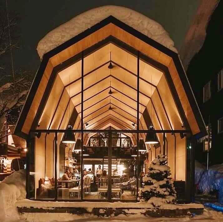 FORTUNE GARDEN KYOTOさんのインスタグラム写真 - (FORTUNE GARDEN KYOTOInstagram)「* The Barn by ordin @niseko_thebarn  2020年12月17日(木) グランドオープン  世界中からパウダースノーを求めて スキーヤー・スノーボーダーが集まる北海道ニセコ。 その街に北海道の伝統的農家の納屋から インスピレーションを受けた大きなグラスハウスが人目を引く 印象的なレストラン ”THE BARN"はあります。  いつか世界中の人々が集まるこの場所で ホテルをやってみたい。 日本のおもてなしを世界中の人々へ届けるという 私たちの想いとご縁があり 2014年から私たちPlan•Do•Seeが毎冬に お手伝いさせていただくようになりました。  しかしながら、世界中で 猛威をふるった新型コロナウイルスの流行に伴い、 このような状況でお客様が来てくださるのか。 寮生活となる仲間の安全が担保できるのか。 この冬、THE BARNをオープンする事をとても迷いました。  やるべきか やらないべきか 沢山、沢山議論しました。  日本中に第三波感染拡大が広がっている中、 ニセコにレストランをオープンすることには もちろん様々なご意見があることと存じます。 最後の最後まで、 今年は運営すべきでないと言う意見もある中、 ある人が言いました。  「困難や問題は探せばいくらでもあり、 今年はやるべきではないと言う意見はとても理解できます。 ですが、やらないと決める事は簡単です。 でも出来る方法を考えてやるからこそ、 Plan•Do•Seeは今まで事業を続けられてきた。 Barnというお店も同じではないだろうか」  ”日本、世界の素敵な場所に 関わるすべての人が誇りを持てるような 最高に心地の良い空間をつくり、 進化させ続ける”  というPlan•Do•Seeのビジョンに 立ち返り こんな時だからこそ、THE BARNというお店は ニセコという場所でお客様に 温かいお料理とおもてなしを届けようと考え、 オープンを決めました。  お客様・スタッフの安全を最大限に配慮して頑張ります。 ニセコにお越しの際には ぜひお立ち寄りくださいませ。 詳細は、@niseko_thebarn のプロフィールURLよりお進みください。   #thebarnbyodin #thebarn#barn #nisekorestaurant#restaurant #niseko#hokkaido#hirafu #dining#2020 #comingsoon#backhome #ski#snowboard#snow#winter #plandosee#pds #vacation#wintervacation #北海道#ニセコ#ヒラフ#倶知安 #スキー#スノボー#冬#冬季限定#レストラン #おもてなしが好きだから」12月5日 17時11分 - fortunegardenkyoto