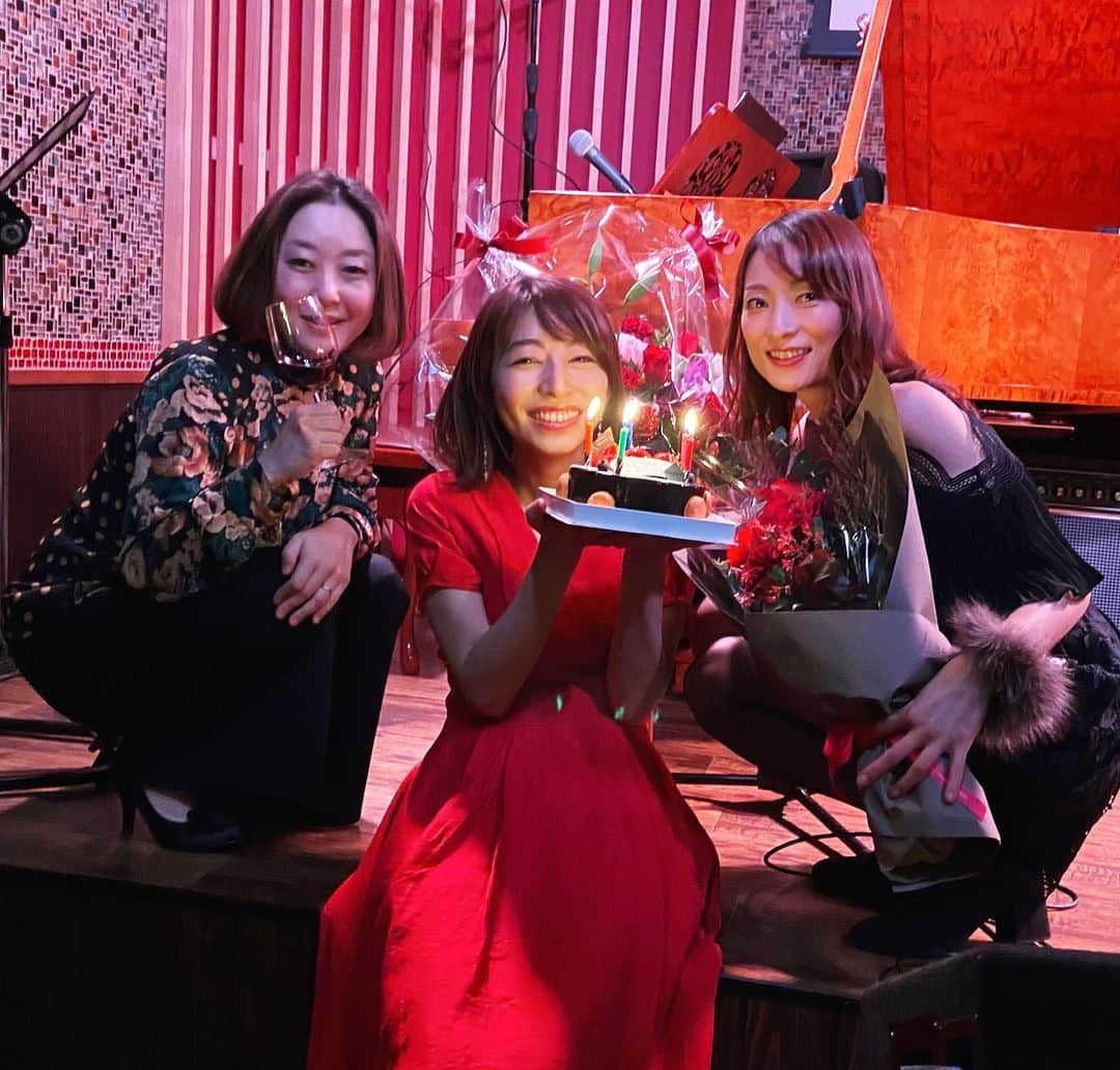 由梨香さんのインスタグラム写真 - (由梨香Instagram)「なんと本番後に…﻿ ﻿ ﻿ ケーキのサプライズしてもらっちゃった！！！﻿ ✨🎂✨﻿ ﻿ 嬉しすぎるー😭✨﻿ しかもケーキめっちゃ美味しかった！﻿ メンバーみんなでたべる幸せ感☺️❤️﻿ ﻿ #バースデー　#サプライズ﻿ #嬉しい😭　#ありがとう﻿ #愛のチョコレートケーキ #この一年もがんばれる」12月5日 17時20分 - yurikapiano