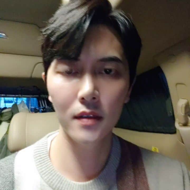 ジェヒのインスタグラム：「여러분 요즘 누군가가 DM으로 절 사칭하면서   금품요구나 이상한 프로그램을 깔라고하는등의   일들이 벌어지고 있다고 합니다.  전 절대로 개인적으로 DM을 사용하지안으니까요.  속으시면안됩니다.  심지어 계정도 제 서브계정이라고 하면서   접근한다고 하는데요.  절대 속지 마시고 신고하세요.  전 인스타 계정 이거 딱 하나만 사용합니다.  절대로 제가 보내는 DM이 아니니까요.  여러분들 속고 피해보시면 안됩니다!」