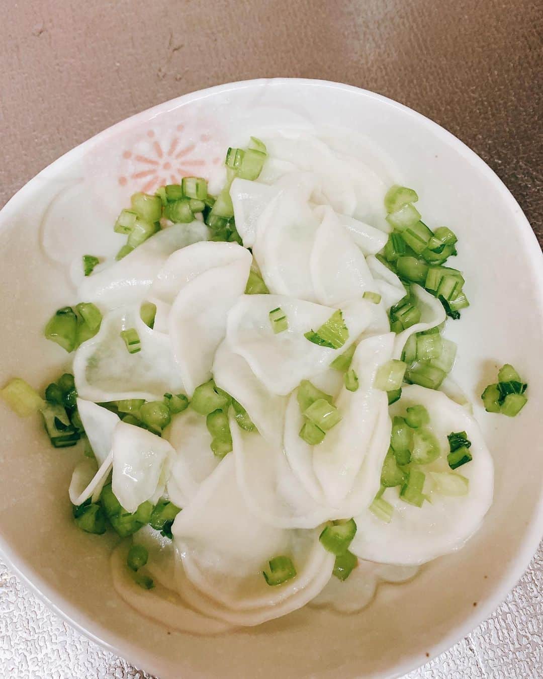 桜 稲垣早希のインスタグラム：「『歳かしら』とたまに思うことありますが、今日いきなりカブが食べたくなって買ってきて酢あえ作ったとき思いました。人生で一度も『カブ食べたい！』って思ったことないのに｡ #もうすぐ37歳 #14歳でもある #人間最後は土に帰る」