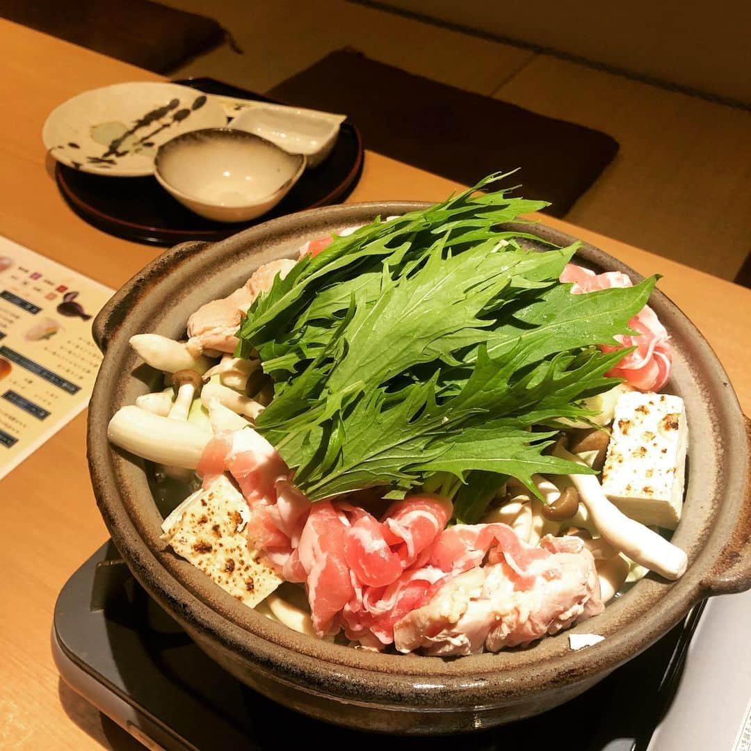 たなごころ 広島駅新幹線口店さんのインスタグラム写真 - (たなごころ 広島駅新幹線口店Instagram)「お疲れ様です（＾ν＾）  お鍋の美味しい時期になってきました♪♪  こちら音戸コースの　もみじ豚　鶏塩麹鍋　です🍲🍲  寒い日が続きますがお鍋食べて暖かい気持ちになりましょう🌟🌟  #たなごころ#広島駅新幹線口  #広島駅#新幹線口 #今日の夕食  #今日の晩御飯 #ホテルグランヴィア #ホテルグランヴィア広島」12月5日 17時25分 - tanagokoro_hiroshima