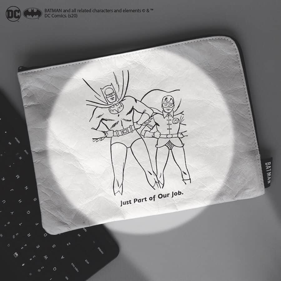 YOOYのインスタグラム：「. . ❗️New Release❗️ . バットマンの商品がリリースです 👀✨ こちらは、タブレットも入るフラットポーチ👏🏻👏🏻👏🏻 11インチのiPadが入ります✨ バットマンとロビンのユルめなイラストがポイントのシリーズ 👍🏻⭐️ ポーチ本体はシワの入った紙のような素材で、 おもしろい質感となっております❗️ . BATMAN / COLORLESS TABLET POUCH ¥2,860 . . . . . #yooy #ヨーイ #iphone #ケース #携帯ケース #携帯カバー #スマホケース #オシャレ女子 #オシャレコーデ #バットマン #dcコミックス #ポーチ」