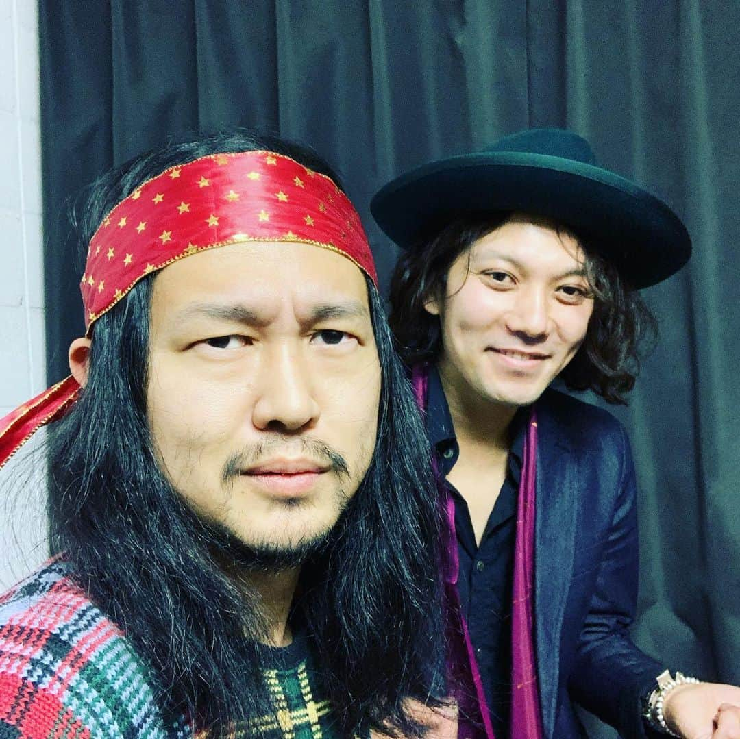 Kuboty さんのインスタグラム写真 - (Kuboty Instagram)「CHOJIくんのイベント、素晴らしい夜でした🙏  みんな半端じゃないプレイをするギタリストたちなので良い刺激を存分に受けました🎸  ぼくは、『おやすみ、またあした』サウンドをライブで再現することに成功🤘  ガットギターはRECでも大活躍したCordobaのGK Proというモデルです。ピエゾのマイクの両方が載っていてそれらをFishmanのコントロール部でブレンドできます、なので曲に合わせた音質を作りやすいです、ぼくは温かみが欲しいのでマイク多めにしてます。  あとはNeunaberの超便利エフェクターです、中身をPCでエディットして変えられます。ぼくはリバーブで使いました。  ミュージシャン達は感染症対策に全力で取り組みつつ、ウィズコロナの状況で少しずつやれることを模索しています、CHOJI君の努力のおかげでこんなに素敵なイベントに参加できてラッキーでした、ありがとう🙏  引き続き気を引き締めていきましょー😷  #kuboty #yotie #idontlikemondays  #passepied  #パスピエ #bradio  #cordoba #cordobaguitars  #neunaber #neunaberaudio  #verdy #nigo #girlsdontcry  #humanmade」12月5日 17時27分 - kuboty666