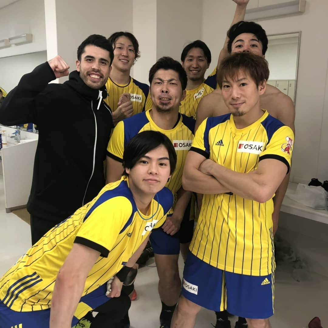 小澤広太のインスタグラム：「. 日本ハンドボール選手権🤾準決勝、トヨタ車体に勝ちました！ . 明日決勝の相手は豊田合成です。NHKeテレで15:35～生放送があります。 . あと１つ、勝ちます❗よろしくお願いいたします。 . #大崎電気 #osakiosol #ハンドボール」