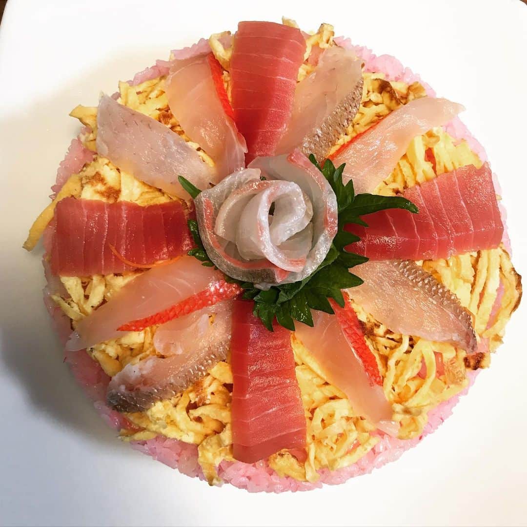 Hikari Noguchi 野口 光さんのインスタグラム写真 - (Hikari Noguchi 野口 光Instagram)「お誕生日のお祝いということで、息子の大好物のお寿司ケーキ🎂🍣何か地味に仕上がったと思ったら、イクラを乗せ忘れた、、、 #お寿司ケーキ #お寿司ケーキ🎂」12月5日 17時32分 - hikari_noguchi