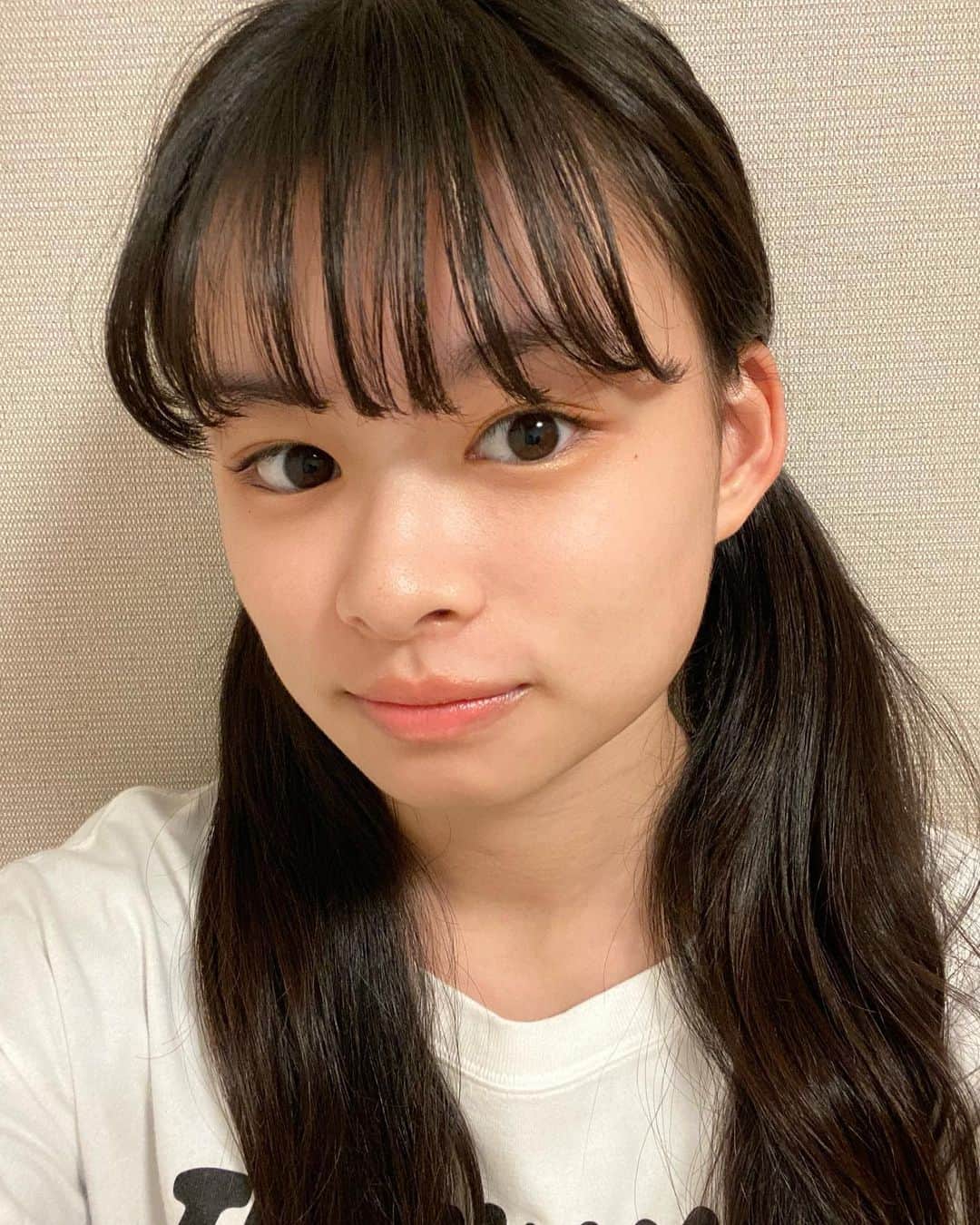 のインスタグラム：「今日はどこも行かなかったけど気分で軽ーくメイクしてたよ😂💄﻿ 2枚目のフィルターかわいいから愛用してます、、🥺﻿ ﻿ 木曜からテストらしい、、﻿ 頑張らないと😱﻿ ﻿ #makeup  #04」
