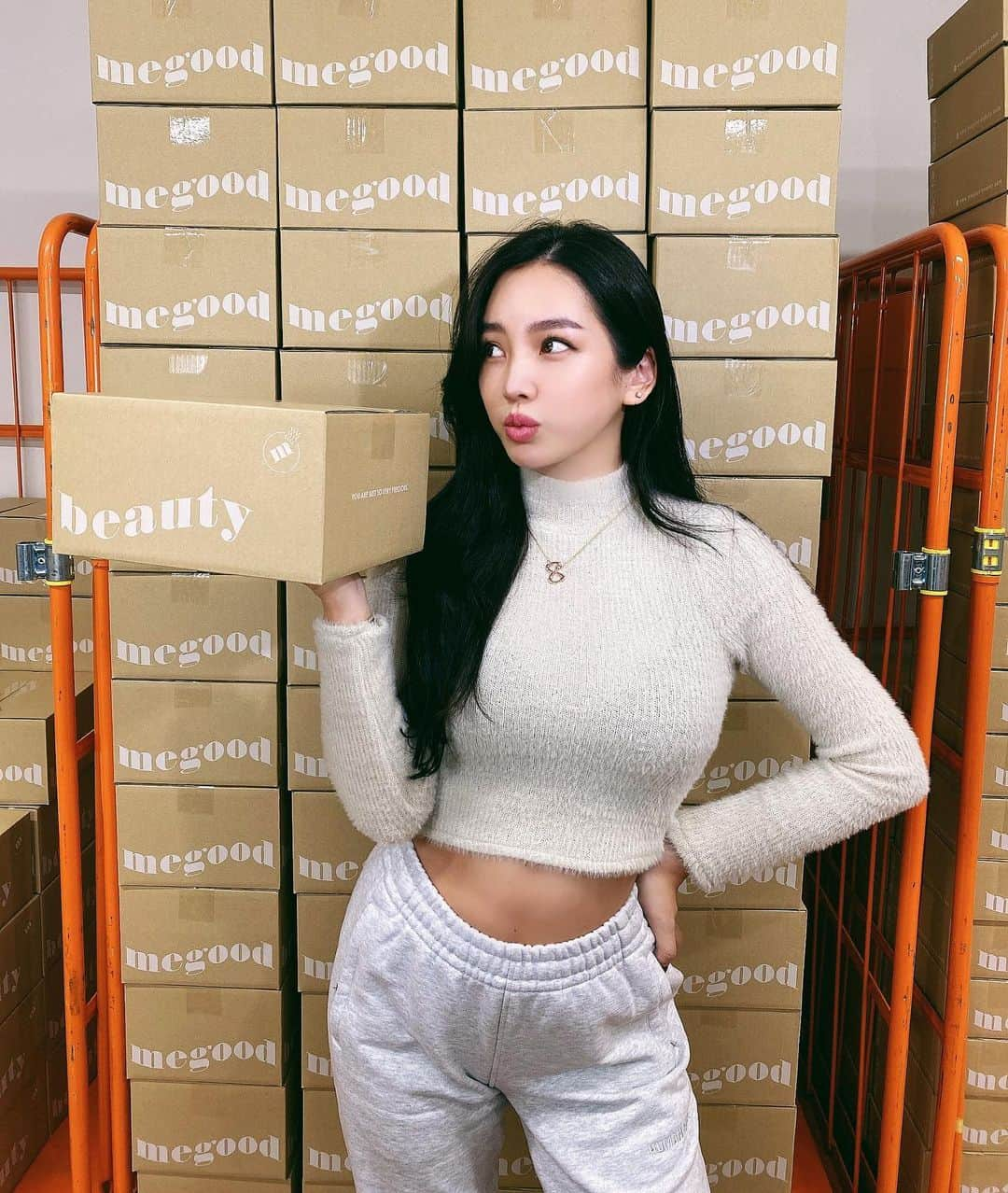 megbabyさんのインスタグラム写真 - (megbabyInstagram)「昨日は　@megood__beauty の倉庫へ行ってきました📦👷🏻‍♀️💘  最初はほんとに小さな倉庫からスタートしたのですが、今はおかげさまでこんなに大きく成長しました🥺(ちなみに3枚目の写真はほんの一部でその4倍くらいあります😳)感動🥺 すべてはみなさんのおかげです🙇🏻‍♀️ ありがとうございます🙇🏻‍♀️✨  いつも充分に用意しているつもりなのですが、完売の商品もあって生産が追いついてない状況です💦お待たせしてしまってるお客様には大変ご迷惑をおかけしてごめんなさい😭💦  今月発売予定の新商品CICAバリアクリームPROも今までの何倍もの在庫を用意してる事も確認しました🥺とはいえ、予想以上にいつも完売してしまう事もあります🥺  1人でも多くの方へ届けられるようにこれからも努力していきますので楽しみにしててください💋💕  今月はスペシャルな事も用意してますよ🤫🎄🎁  IGTVに倉庫からのインスタLiveも残してあります😂」12月5日 17時47分 - _megbaby_