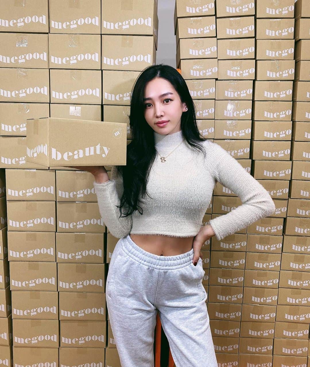 megbabyのインスタグラム：「昨日は　@megood__beauty の倉庫へ行ってきました📦👷🏻‍♀️💘  最初はほんとに小さな倉庫からスタートしたのですが、今はおかげさまでこんなに大きく成長しました🥺(ちなみに3枚目の写真はほんの一部でその4倍くらいあります😳)感動🥺 すべてはみなさんのおかげです🙇🏻‍♀️ ありがとうございます🙇🏻‍♀️✨  いつも充分に用意しているつもりなのですが、完売の商品もあって生産が追いついてない状況です💦お待たせしてしまってるお客様には大変ご迷惑をおかけしてごめんなさい😭💦  今月発売予定の新商品CICAバリアクリームPROも今までの何倍もの在庫を用意してる事も確認しました🥺とはいえ、予想以上にいつも完売してしまう事もあります🥺  1人でも多くの方へ届けられるようにこれからも努力していきますので楽しみにしててください💋💕  今月はスペシャルな事も用意してますよ🤫🎄🎁  IGTVに倉庫からのインスタLiveも残してあります😂」