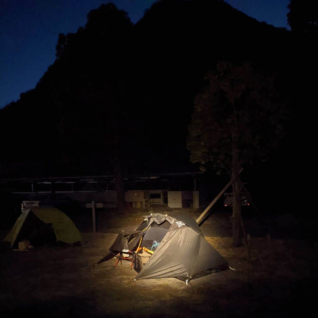 山下晃和さんのインスタグラム写真 - (山下晃和Instagram)「【CAMP】フォレストオンラインマーケットのライブ配信で三重県の超人気キャンプ場である青川峡キャンピングパークに来ています  オートキャンプなのに、超軽量のギアでキャンプするのでテンションはMAX  極上の寝心地になる西川AiRのエアーポータブルモバイルピローも。あああ、幸せ！  このあと夜の部スタートします。 YouTube観てね〜！  #ニンジャテント #ninjatent #西川AiR #エアーポータブルモバイルピロー #キャンピングピロー #ファイントラック #finetrack #paagoworks #パーゴワークス #sunsetclimax #サンセットクライマックス　 #ピロー #インフレータブル #sleep #ウルトラライト #パズルみたいに軽量ギアを組み合わせて楽しい #ultralight #UL #ミニマム #CAMP #キャンプ #オートキャンプ #寝具ュラリティ」12月5日 17時41分 - travel_akikazoo