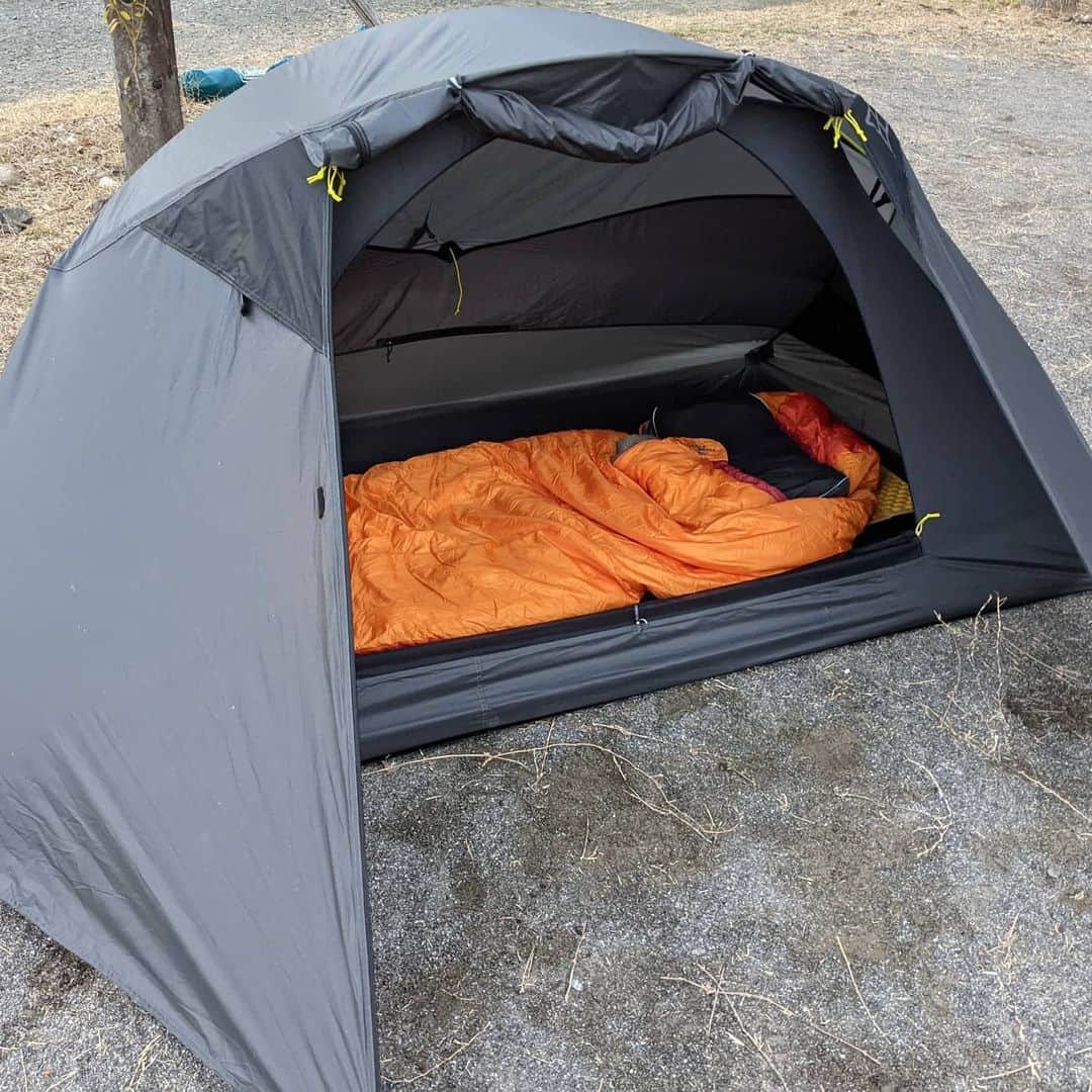 山下晃和さんのインスタグラム写真 - (山下晃和Instagram)「【CAMP】フォレストオンラインマーケットのライブ配信で三重県の超人気キャンプ場である青川峡キャンピングパークに来ています  オートキャンプなのに、超軽量のギアでキャンプするのでテンションはMAX  極上の寝心地になる西川AiRのエアーポータブルモバイルピローも。あああ、幸せ！  このあと夜の部スタートします。 YouTube観てね〜！  #ニンジャテント #ninjatent #西川AiR #エアーポータブルモバイルピロー #キャンピングピロー #ファイントラック #finetrack #paagoworks #パーゴワークス #sunsetclimax #サンセットクライマックス　 #ピロー #インフレータブル #sleep #ウルトラライト #パズルみたいに軽量ギアを組み合わせて楽しい #ultralight #UL #ミニマム #CAMP #キャンプ #オートキャンプ #寝具ュラリティ」12月5日 17時41分 - travel_akikazoo