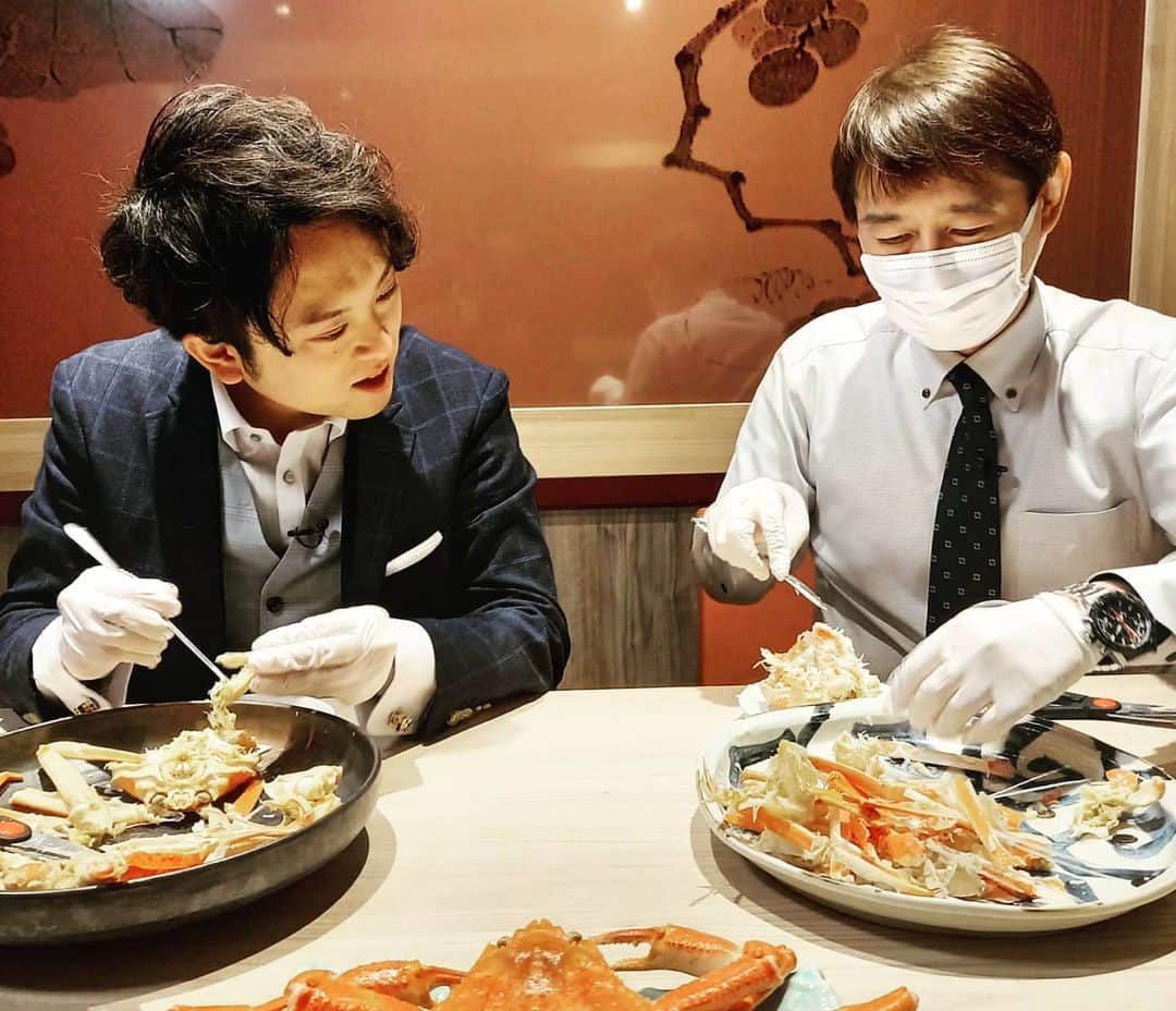 飯田嘉太さんのインスタグラム写真 - (飯田嘉太Instagram)「🦀 昨日の取材✏ 金沢市本町に先月オープンした ズワイガニ食べ放題のお店・かに吉さん😍 ・ ・ ここの特徴が店員さんにカニの食べ方を教えてもらえること‼ カニ初心者なので脚からもぎ取っていましたが これだと後々苦労します🙅笑 ・ ・ カニを食べるとやっぱり幸せですね💕 VTRにはありませんでしたがご飯にかけてカニ飯も最高でした😆 ・ ・ 食べ放題以外にも加能ガニや 香箱ガニを楽しめるコースなどもあります☺️  #石川テレビ #石川さん #livenews #イット #取材 #石川県 #金沢市 #カニ食べ放題 #かに吉 #オープン #ズワイガニ #🦀 #蟹 #アナウンサー #飯田嘉太 #たまにつまみ食い」12月5日 17時42分 - kabuto_iida
