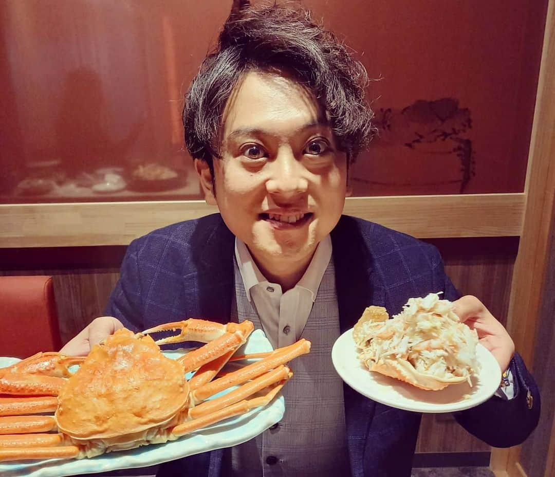 飯田嘉太さんのインスタグラム写真 - (飯田嘉太Instagram)「🦀 昨日の取材✏ 金沢市本町に先月オープンした ズワイガニ食べ放題のお店・かに吉さん😍 ・ ・ ここの特徴が店員さんにカニの食べ方を教えてもらえること‼ カニ初心者なので脚からもぎ取っていましたが これだと後々苦労します🙅笑 ・ ・ カニを食べるとやっぱり幸せですね💕 VTRにはありませんでしたがご飯にかけてカニ飯も最高でした😆 ・ ・ 食べ放題以外にも加能ガニや 香箱ガニを楽しめるコースなどもあります☺️  #石川テレビ #石川さん #livenews #イット #取材 #石川県 #金沢市 #カニ食べ放題 #かに吉 #オープン #ズワイガニ #🦀 #蟹 #アナウンサー #飯田嘉太 #たまにつまみ食い」12月5日 17時42分 - kabuto_iida