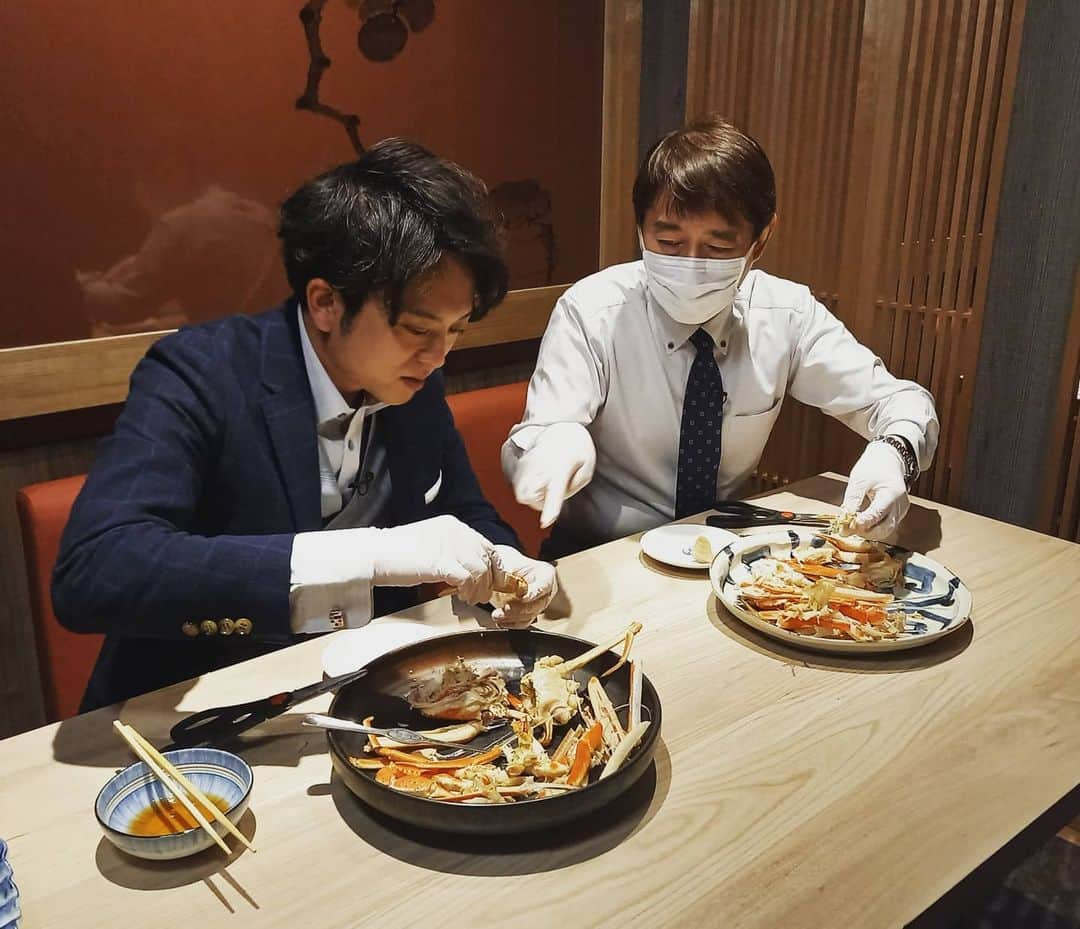 飯田嘉太さんのインスタグラム写真 - (飯田嘉太Instagram)「🦀 昨日の取材✏ 金沢市本町に先月オープンした ズワイガニ食べ放題のお店・かに吉さん😍 ・ ・ ここの特徴が店員さんにカニの食べ方を教えてもらえること‼ カニ初心者なので脚からもぎ取っていましたが これだと後々苦労します🙅笑 ・ ・ カニを食べるとやっぱり幸せですね💕 VTRにはありませんでしたがご飯にかけてカニ飯も最高でした😆 ・ ・ 食べ放題以外にも加能ガニや 香箱ガニを楽しめるコースなどもあります☺️  #石川テレビ #石川さん #livenews #イット #取材 #石川県 #金沢市 #カニ食べ放題 #かに吉 #オープン #ズワイガニ #🦀 #蟹 #アナウンサー #飯田嘉太 #たまにつまみ食い」12月5日 17時42分 - kabuto_iida