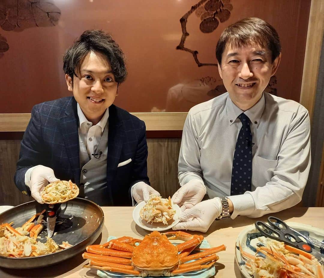 飯田嘉太のインスタグラム：「🦀 昨日の取材✏ 金沢市本町に先月オープンした ズワイガニ食べ放題のお店・かに吉さん😍 ・ ・ ここの特徴が店員さんにカニの食べ方を教えてもらえること‼ カニ初心者なので脚からもぎ取っていましたが これだと後々苦労します🙅笑 ・ ・ カニを食べるとやっぱり幸せですね💕 VTRにはありませんでしたがご飯にかけてカニ飯も最高でした😆 ・ ・ 食べ放題以外にも加能ガニや 香箱ガニを楽しめるコースなどもあります☺️  #石川テレビ #石川さん #livenews #イット #取材 #石川県 #金沢市 #カニ食べ放題 #かに吉 #オープン #ズワイガニ #🦀 #蟹 #アナウンサー #飯田嘉太 #たまにつまみ食い」