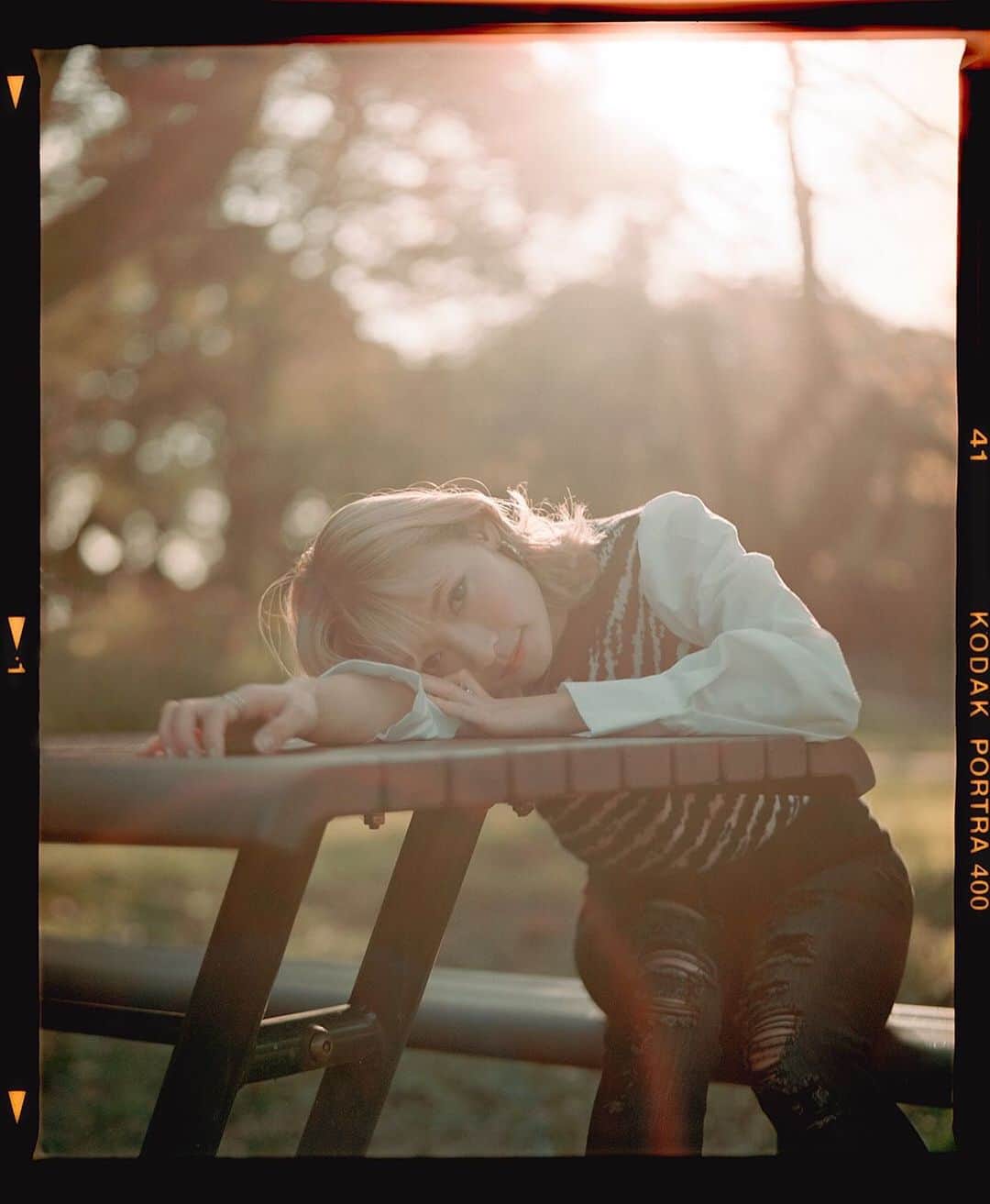 滝口成美のインスタグラム：「📸 @shuokawara   #portrait #filmphotography  #filmportrait #pinkhair」