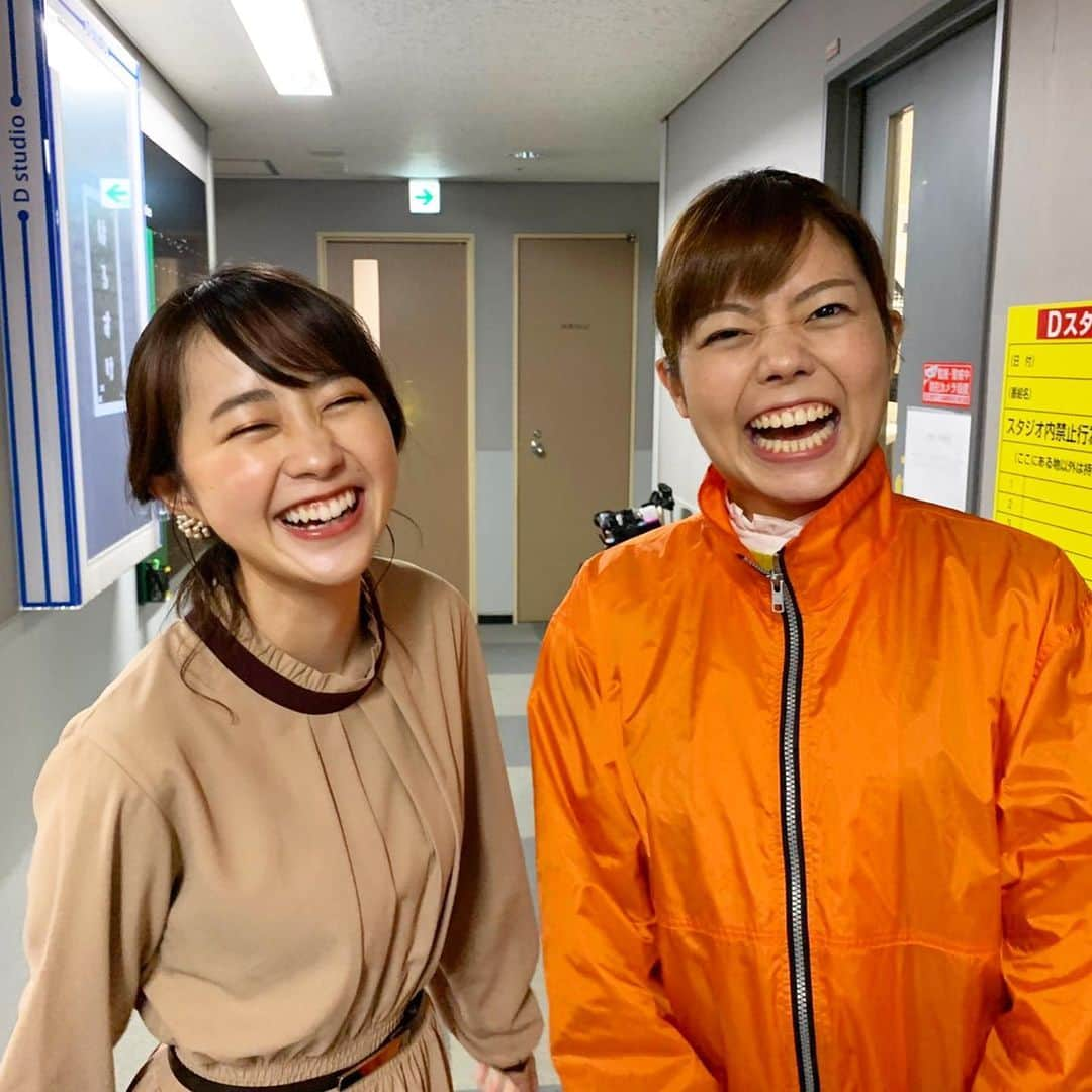 田村友里さんのインスタグラム写真 - (田村友里Instagram)「【とても見てほしいお知らせ】 明日も、イマナマサンデー特別編！✨🍋  先週は、あさチャン夏目三久さんにインタビュー！ そして、明日は！！！！ なんと「グッとラック」の生放送に潜入しました！！ 田村のお手伝いシリーズです😂  あの志らくさんにも田村クイーーーズ！！ そしてロンブー田村淳さんにまさかの....？！？！ などなど、これまたすごい体験がいっっっぱい😂  ちなみに、TBSの若林有子アナは入社2年目の同期！ 新人の時は一緒に研修も受けました 毎朝同期の大活躍にパワーもらいまくってたので 久しぶりに会えてめちゃめちゃ嬉しかったなーー！！  明日12/6の13時54分〜絶対絶対絶対見てな〜〜！👏  #イマナマ #イマナマサンデー #花よりガッツ #グッとラック #立川志らく さん #田村淳 さん #国山ハセン アナウンサー #若林有子 アナウンサー」12月5日 17時46分 - yuri_tamura0894