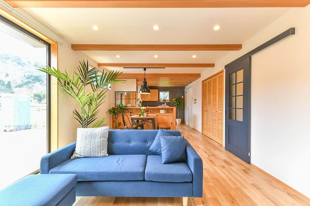 無垢 スタイルの注文住宅あめりか屋さんのインスタグラム写真 - (無垢 スタイルの注文住宅あめりか屋Instagram)「大きな#窓 に面した#リビング は自然の光がたっぷり注ぐので明るい空間に🤗  #キッチン #LDK #ダイニング  -　-　-　-　-　-　-﻿ 他の施工事例⇒ @amerikayaarchitecture﻿ -　-　-　-　-　-　- ﻿ ﻿ #あめりか屋 は#カリフォルニアハウス や#サーファーズハウス のような#アメリカンハウス  から、#無垢材 をつかった#木の家 といった #かっこいい家 や#かわいい家 の#デザイン住宅 を建てています。 ﻿ ﻿ #新築 の#注文住宅 から大規模な #リノべーション 、#リフォーム 、ちょっとしたおうちの修繕までお任せください🏋️﻿ ﻿ 福井県 #敦賀 の事務所から車で60分以内の、#敦賀市 #美浜町 #若狭町 #小浜市 #長浜市 #高島市  が基本的な施工エリアです👯‍♂️﻿ ﻿ 昭和26年創業と長い歴史を持つ#工務店 で、高性能で適正な価格の#家づくり をしていますし、家を建てて売ることが仕事ではなく、お客様ご家族の #豊かな暮らし を支えることを仕事としてやってます😀﻿ ﻿ まずは資料請求からどうぞ～💬﻿ ﻿ DM、ホームページの資料請求ページ、お電話（TEL 0770-22-0577）にてお気軽にお問い合わせくださいね～📱﻿ ﻿ -　-　-　-　-　-　-﻿ 他の施工事例⇒ @amerikayaarchitecture﻿ -　-　-　-　-　-　- ﻿ ﻿ なお管理人は @hidekazu_shinohara という愉快な社長です（笑）一緒に #マイホーム計画 しましょう🎵」12月5日 17時48分 - amerikayaarchitecture
