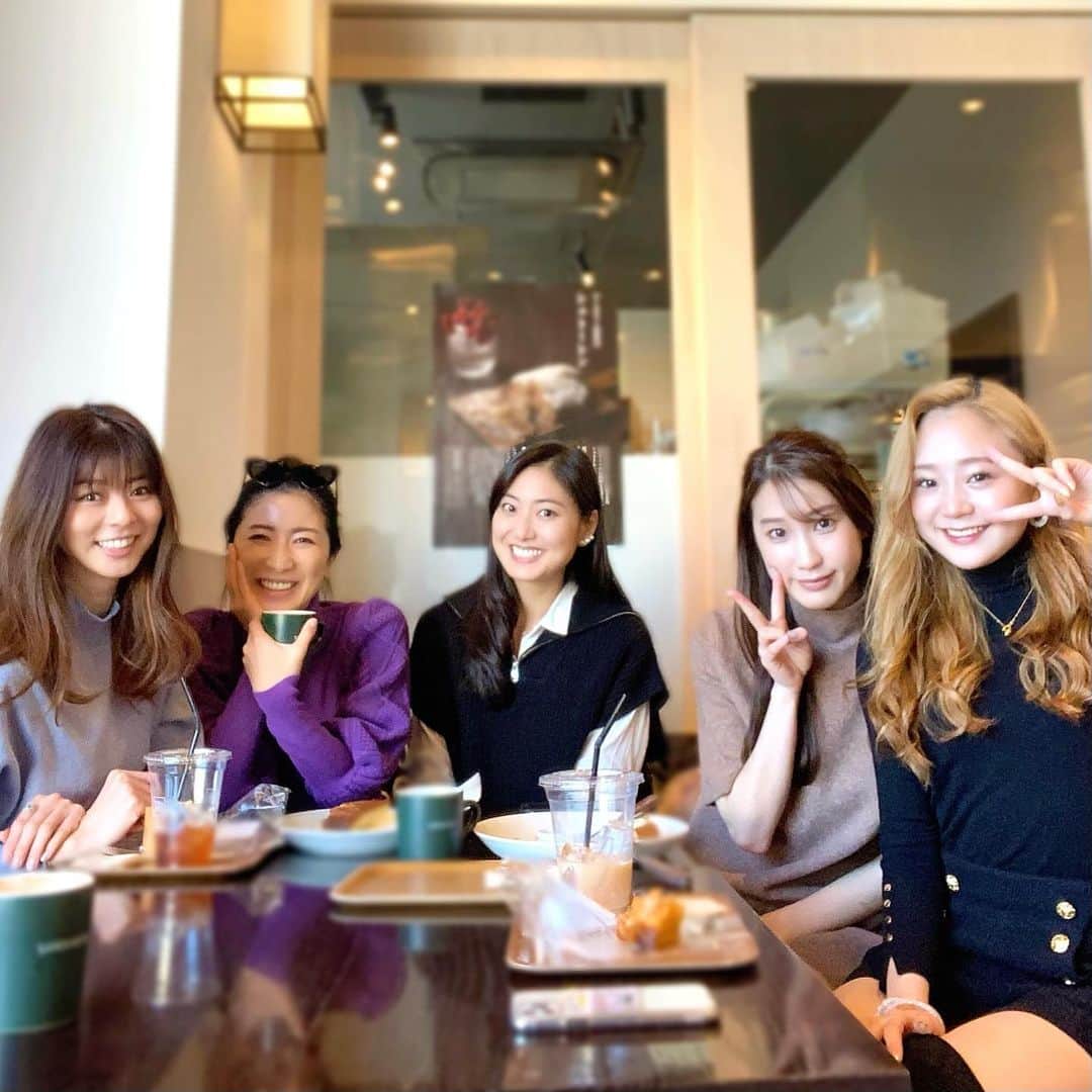 のインスタグラム：「番組で出会って5年🦢✨  今でも仲良くしてくれてありがとう🥰  今年は中々会えなくて、皆んなで集合したのは１年ぶりだったので嬉しさも倍でした❤️  #芸能人が本気バレエ #朝集合 #皆んな忙しいから入れ替わり #ほんの少しの時間5人揃うことができたよ #元気もらえた #ありがとう #loveyouguys」