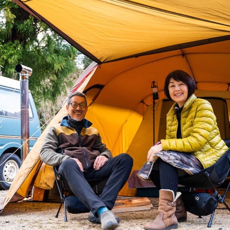 キャンプ情報サイト［ランタン］さんのインスタグラム写真 - (キャンプ情報サイト［ランタン］Instagram)「CAMP SMILE STYLE ／ 薪ストーブとともに過ごす夫婦二人、特別な時間 ＼ いろんなキャンパーのキャンプスタイルを現地取材と一般キャンパーからの投稿で数多く掲載してます。 . . 詳しくは @lantern.camp webサイトをご覧ください . . #camp #camping #outdoor #travel #trip #lantern_smile #nature #キャンプ #キャンプ用品 #キャンプギア #アウトドア #テント #自然 #旅行 #キャンプ初心者  #キャンプ好きな人と繋がりたい #camper #外遊び #LANTERN #キャンプレイアウト #秋キャンプ #かぶとの森テラスキャンプ場 #コールマン #coleman #焚き火 #ホンマ製作所 #薪ストーブ #冬キャンプ #夫婦 #夫婦デート」12月5日 17時56分 - lantern.camp
