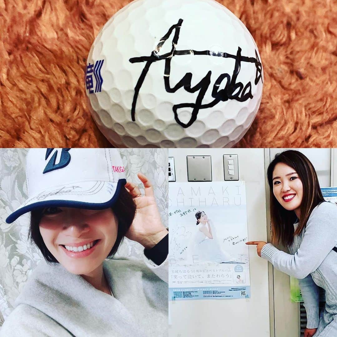 玉城ちはるのインスタグラム：「【 1億円プレイヤー❤️ 古江彩佳さん】  以前　滝川第二で命の参観日をさせてもらったご縁もあり、  なんと、学校に飾ってあるポスターの前で  古江彩佳さんが写真を撮ってくれたときき、  良い気になってサインボールをおねだりすると  なんと、サインボールと帽子をもらえたぁ❤️❤️  めっちゃ貴重！！  #古江彩佳プロ」