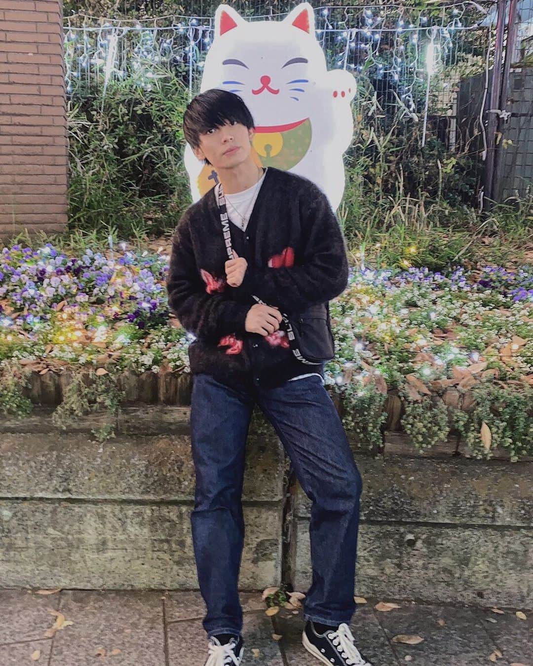 岡田隆之介のインスタグラム：「最近はYouTubeも頑張ってる岡田です。 あ、本業のアイドルもしっかりやってます！ 先日はワンマンライブも無事成功して2020年最後まで全力で頑張ります☺️ まだ会いにきたことない人待ってるよ🤗 そして地味に12月初投稿かな！？ 2020年やり残すことなく頑張ろうね😇 . . . . . #instagood #instalike #like4like #like #ootd #ootn #followme  #halloween #halloweenmakeup #モデル #サロモ #サロンモデル #メンズファッション #ファッション #お洒落さんと繋がりたい #韓国好きな人と繋がりたい #ファインダー越しの私の世界 #フォロミー  #いいねした人で気になった人フォロー #黒髪 #マッシュ男子 #雰囲気好きな人いいね #雰囲気推してください  #いいね返し #アイドル #girlsdontcry #needles #supreme #youtube #youtuber」