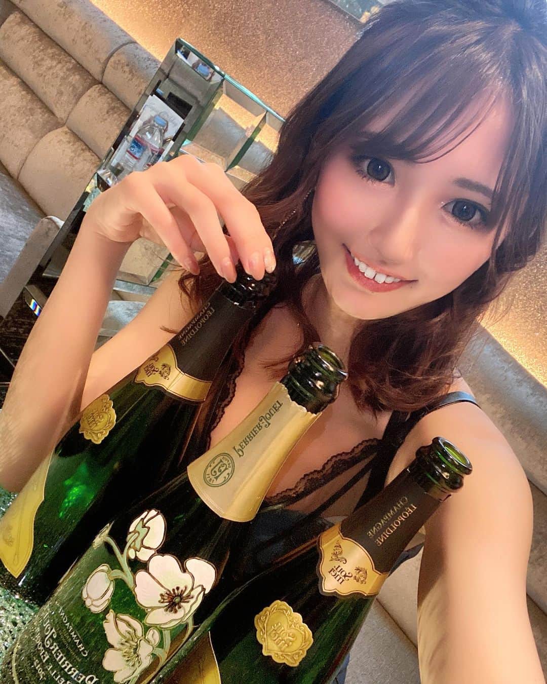 まるのインスタグラム：「シャンパンお安くなってます❤  ミリオンだけ シャンパン安くなってるので 是非💜❤💙💚  #愛知県#名古屋#錦#錦3#ミリオンレジャーホールディングス #マリオットビル#ナイツネット東海#サロンドゴールド #東京#大阪#北海道#福岡#六本木#銀座#歌舞伎町#北新地#ミナミ#すすきの#中洲#キャバクラ#キャバ嬢#美女#美人#イケメン#ホスト#相互フォロー#いいね返し」