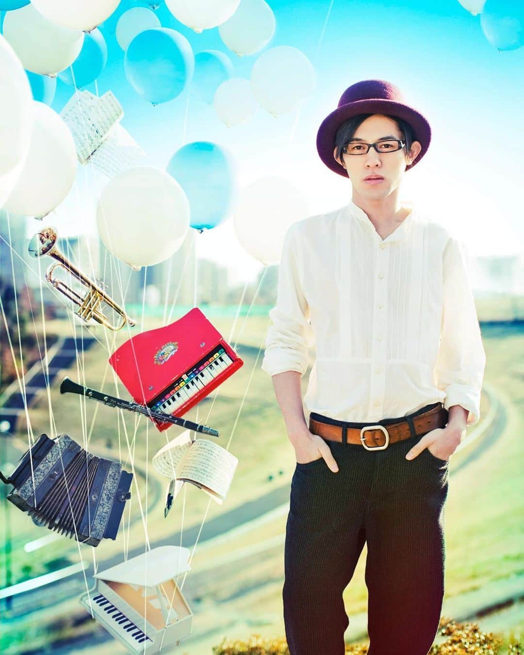 DE DE MOUSEのインスタグラム：「1枚目はA journey to freedom (2010)の時のアー写 多分これが一番いろいろな所に使われた写真だと思う アルバムは魔法とパレードがテーマだったので、ファンタジックにしようと、衣装や小道具集めてもらった 風船はいっぱいあったんだけど、どんどん割れちゃって青と白になったのがよかった 若葉台公園で撮影  2枚目はこれはA journey to freedom remixes (2010)の時に吉田明彦先生に書き下ろしてもらったイラスト もしFFTの世界に自分が迷い込んだらって、今のなろうと同じ妄想を形にしてしまったものです 本当に宝物ですありがとうございました ぼくチビなんでチビに描いてくださいって言ったんですごめんなさい  3枚目は番外編 A journey to freedomの特典盤用の写真 特典盤は二つあった気がするけど一つしか写真が見つからなかった 撮ったのが12月くらいで、風が強くて寒い日だった  #dédémouse #dedemouse #電電鼠 #デデマウス」