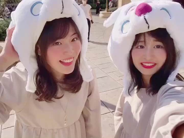 松本紗依のインスタグラム：「🐇🕒 * 動画だよ🎬Part① * #白うさぎ #ファンキャップ #ホワイトコーデ  #disney #disneysea」