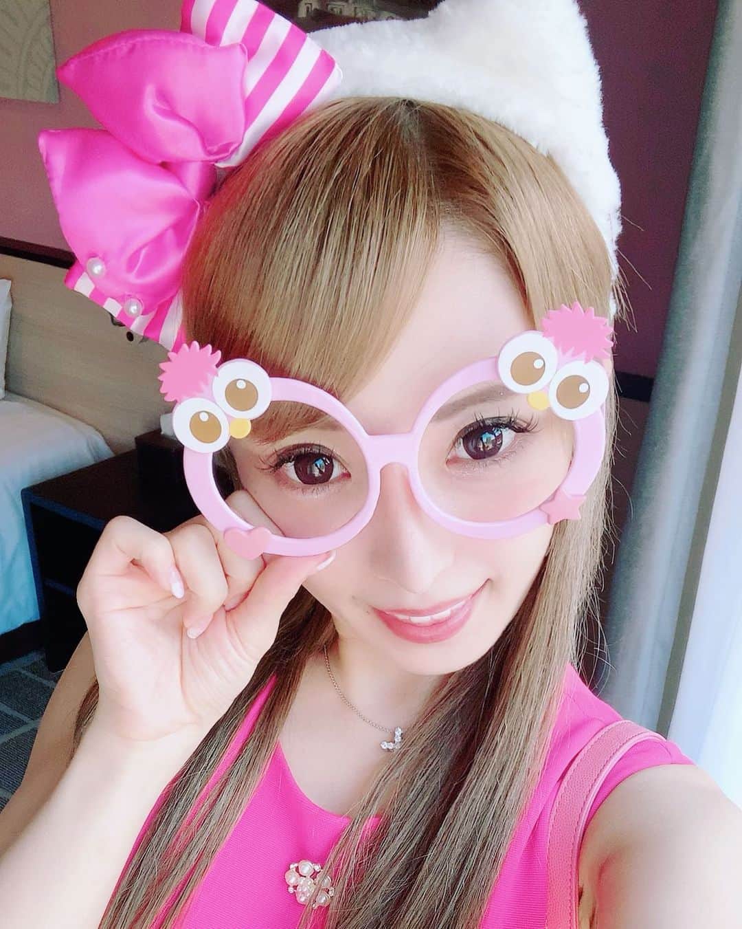 のインスタグラム：「今月ユニバにいく〜💖  最近自覚ないけど痩せてきたらしく ドレスがぶかぶか〜🥺  たくさん食べてるのに🥺💖  エクステつけよーかどーしよーか🤭  #コンカフェ#メイドカフェ#可愛い#プティパルフェ#モッピー#キティ#名古屋#YouTube#イチナナ#17#ユニバ#大阪」