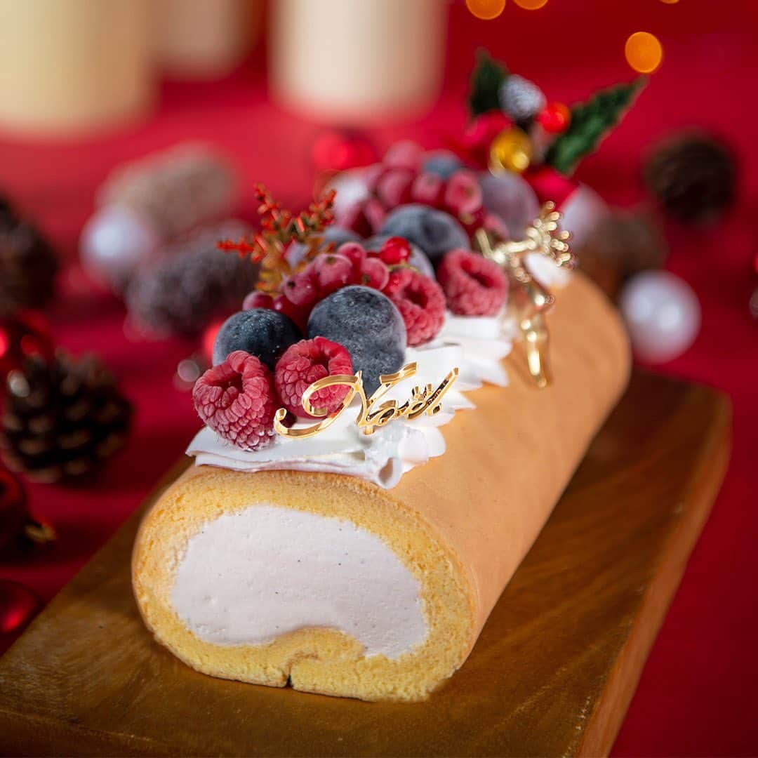 LOHACO（ロハコ）さんのインスタグラム写真 - (LOHACO（ロハコ）Instagram)「＼こだわりのクリスマスケーキでクリスマスの食卓を彩ろう♪／  今年のクリスマスケーキはお決まりですか？  LOHACOでは、今年も有名ホテルや人気ブランドのクリスマスケーキを多数取り揃えました！  LOHACOで予約販売しているクリスマスケーキはお取り寄せなので、ご自宅で受け取れます。  全て冷凍でのお届けで、予約は12月14日ごろまで受け付けていますよ。  ※商品ごとに注文〆切日が異なりますので、詳細は商品ページをご確認ください。  特におすすめのクリスマスケーキ10商品をInstagramではご紹介しちゃいます！  ------------------------------  【写真1枚目】 ・銀座千疋屋のチョコレートケーキ ラズベリー果肉入りのクリームをショコラスポンジでサンドしたケーキ。  【写真2枚目】 ・銀座千疋屋のフルーツタルト 毎年人気！サクッとしたタルト生地とカスタード風味クリームが入ったタルト。  【写真3枚目】 ・銀座千疋屋の銀座タルト フルーツの老舗「銀座千疋屋」が作った洋梨のオリジナルタルト。  【写真4枚目】 ・ホワイトクリスマスロール 「堂島ロール」のパティスリーモンシェールのクリスマス限定ケーキ。  【写真5枚目】 ・カスタードホワイトクリスマス くりーむパンで人気の「八天堂」のカスタードをサンドしたケーキ。  【写真6枚目】 ・キャラメルダブルナッツショコラ ホテルオークラ監修の濃厚なベルギーチョコレートムースが入った贅沢なケーキ。  【写真7枚目】 ・ガトーマルジョレーヌ 老舗洋食店「五島軒」監修のヘーゼルナッツスポンジの贅沢なケーキ。  【写真8枚目】 ・宇治抹茶もんぶらんけーき 宇治抹茶の上品な香りと苦みを存分に楽しめる辻利兵衛本店のケーキ。  【写真9枚目】 ・ストロベリーハートムースケーキ 国産イチゴをふんだんに使用した「おいもや」オリジナルの2人前のケーキ。  ------------------------------  ぜひ一度チェックしてみてください♪  ＿＿＿＿＿＿＿＿＿＿＿＿＿＿  ▼Instagramで紹介した写真の詳細は プロフィール @lohaco.jp から♪  ▼商品のURLはこちら https://685.jp/2JUblm4 ＿＿＿＿＿＿＿＿＿＿＿＿＿＿＿  #クリスマスケーキ #クリスマスケーキ🎂 #クリスマスケーキ🍰 #クリスマスケーキ🎄🎂 #クリスマスケーキ2020 #クリスマスケーキ予約 #クリスマスケーキご予約受付中 #クリスマスケーキ予約受付中 #クリスマスケーキ🎄 #チョコレートケーキ #ロールケーキ #マロンケーキ #フルーツタルト #クリスマス準備 #クリスマスパーティー #おうちクリスマス #おうちクリスマスディナー #おうちクリスマスパーティー #帝国ホテル #銀座千疋屋 #パティスリーモンシェール #ホテルオークラ #五島軒 #辻利兵衛本店 #暮らし #くらし #ロハコ #LOHACO #askul #アスクル」12月5日 18時05分 - lohaco.jp