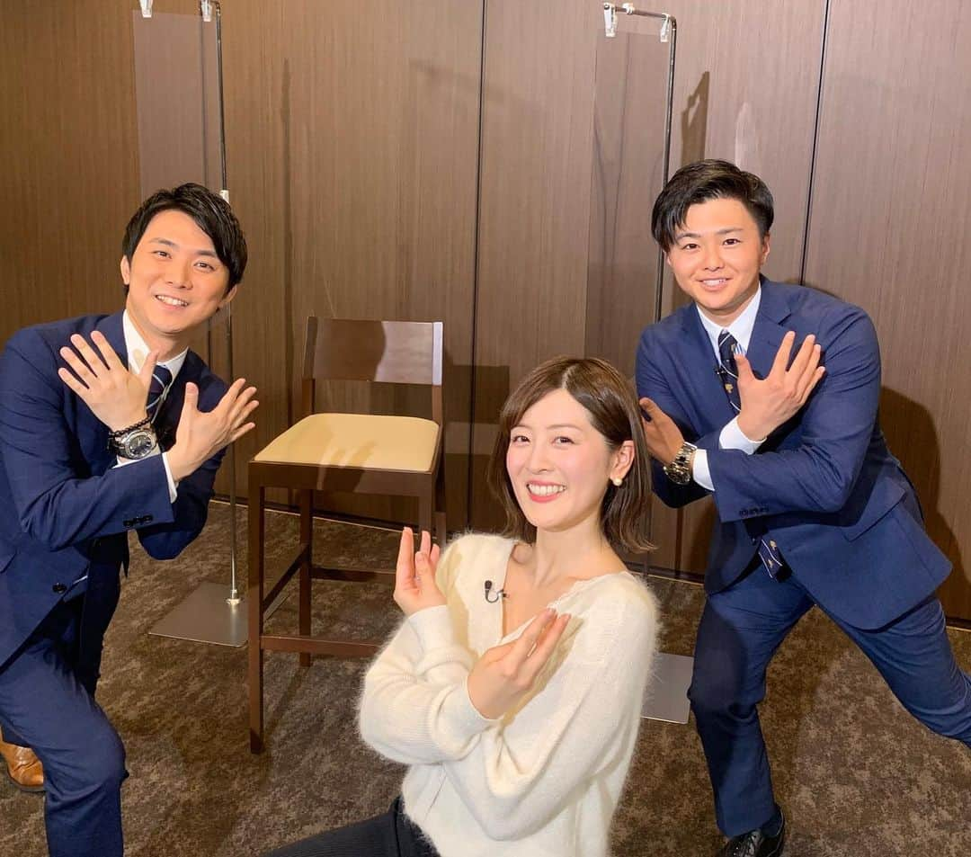 大野晃佳のインスタグラム：「↑アナウンサー向上委員会↑  #山本隆弥アナ #中村秀香アナと  今回は…早押しクイズ編！！  山本アナにクイズの答え方を教わっております💪 今回も山本節全開です！  そして中村アナプレゼンツ… バレエクイズ！！！ 中村アナが華麗に舞うかも…？🧚🏻‍♀️  今週末深夜放送です！ (土曜深夜3時10分〜 日曜深夜3時28分〜)  見逃し配信は#ytvmydo👈🏼アプリダウンロード 月曜19時配信です！  スタジオもクリスマス仕様…🎅 ぜひご覧ください👀  #東京バレエ団#くるみ割り人形#アンドゥトロワ #山本隆弥#中村秀香#大野晃佳#読売テレビ#ytv#メリクリ#アゲ↑#let's#improve」