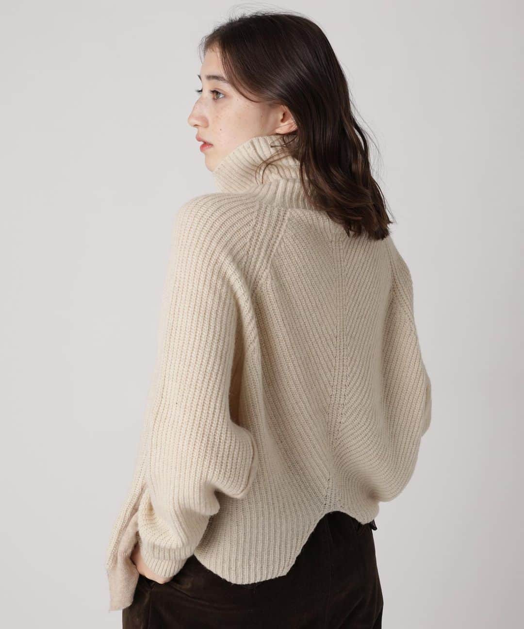 ネ・ネットのインスタグラム：「■LAMB WOOL KNIT ﻿ 異なる編地のドッキングがアクセントのタートルネックのプルオーバーニット。程よくゆるく編むことで、ふっくらと厚みを持たせつつも、軽い着心地に。 ﻿ ﻿ 脇にマチをつけることで、裾にかけてゆったりとした女性らしいシルエットに仕上げました。 どんなボトムにもしっくりくる冬の万能アイテムです。﻿ ﻿ -------------﻿ ﻿ A-net Winter Fair 開催中!!﻿ 12月4(金)〜12月31日(木)の期間、全国のネ・ネット SHOP・HUMORにて、A-net Membershipアプリご登録で対象アイテムがお買い求めやすくなる、A-net Winter Fairを開催中です。この機会にぜひ、ご利用ください。﻿ ※オンラインショップHUMORでは、ログイン後に表示される価格が購入価格となります。﻿ ﻿ #ネネット #nenet #新作 #new #autumn #winter #2020 #collection #fashion #tokyo #knit」
