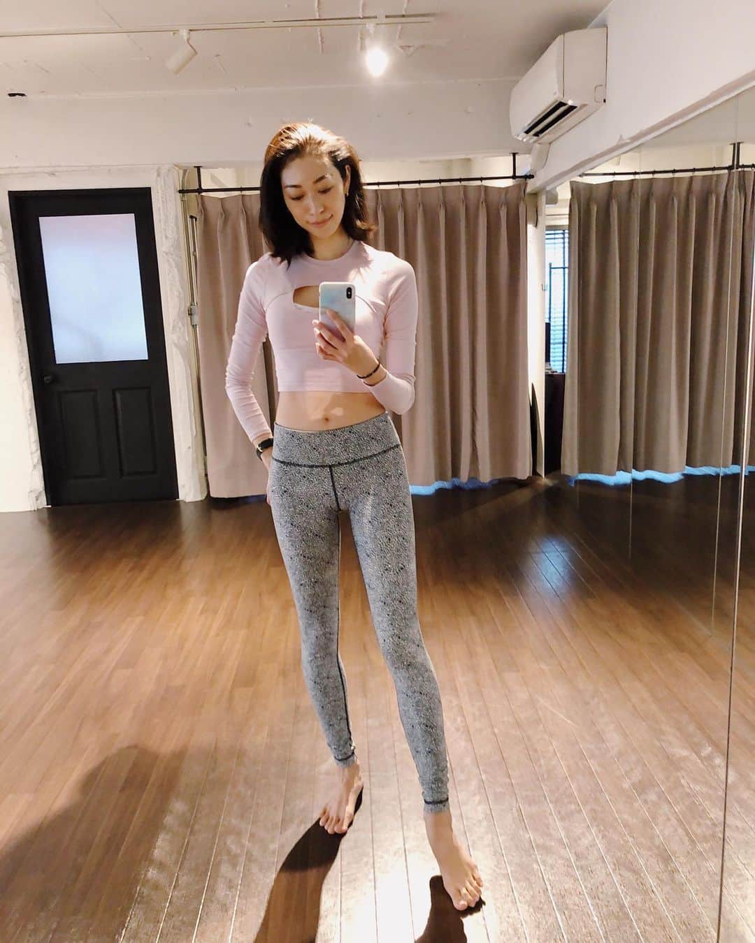 熊澤枝里子のインスタグラム：「Today's  Saturday pilates!!  top&bottom @lululemonjp   先週のファスティング以来、お腹ぺったんこ&スタイルキープ保てております👍  食べ出すとスタミナも戻ってきて元気です!!  今日は常連さんばかりだったので、燃焼系レッスン🤸‍♂️✨ 寒いから身体をあっためてから、コアワークをガッツリと🔥 ・ ・ ・ #サタデーピラティス  #pilates #pilateskumako #ピラティス　#クマピラ #土曜日のクマピラコーデ」