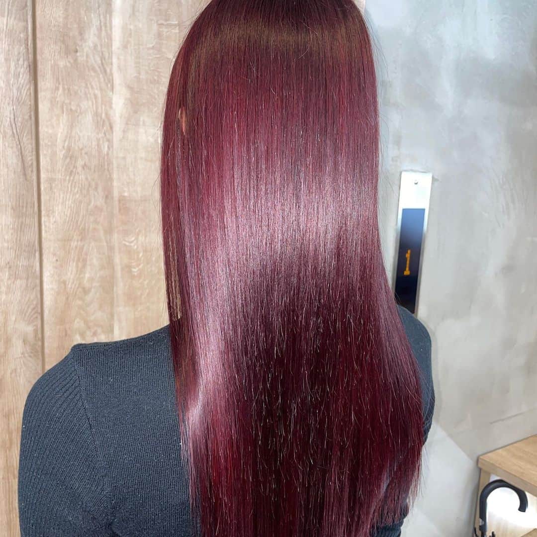 近藤みやびさんのインスタグラム写真 - (近藤みやびInstagram)「この赤髪は @daiking.t2 さんにお願いしました🤲 みんなめちゃ褒めてくれる🥺 うれしい🥺  私もめっちゃお気に入り☺️  #赤髪 #ストレートヘアー #渋谷 #ヘアカラー #レッドブラウン」12月5日 18時01分 - miyabiiiii_kondooooo