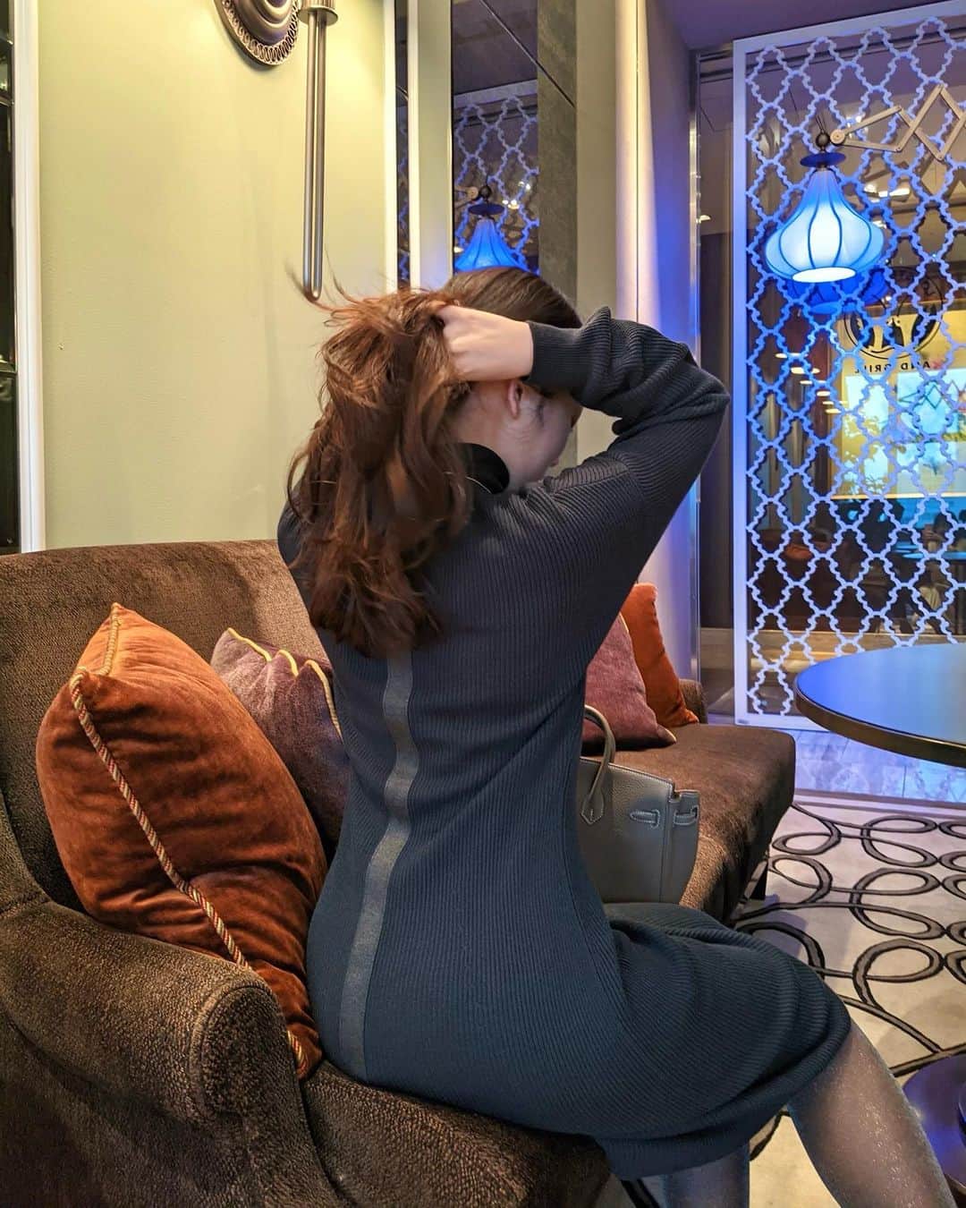 安岡あゆみさんのインスタグラム写真 - (安岡あゆみInstagram)「. 友人のプレゼントを探しに行った時に一目惚れしてしまった @hermes のニットワンピ🧡 後ろのボタンが可愛い…🙈💕 ニットだけどシルエットが絶妙で、エレガントに着れるので重宝しそうです🧶 . #ayumi_y_ootd 👗 #dress & #bag & #shoes @hermes  #necklace & #ring @graff . . #ootd #outfit #fashion #coordinate #hermes #birkin #birkin25 #graff #graffdiamonds #ファッション #コーディネート #コーデ #今日のコーデ #今日の服 #エルメス #バーキン #バーキン25 #グラフ #グラフダイヤモンド #グラフバタフライ #シャングリラホテル東京」12月5日 18時13分 - ayumi_yasuoka