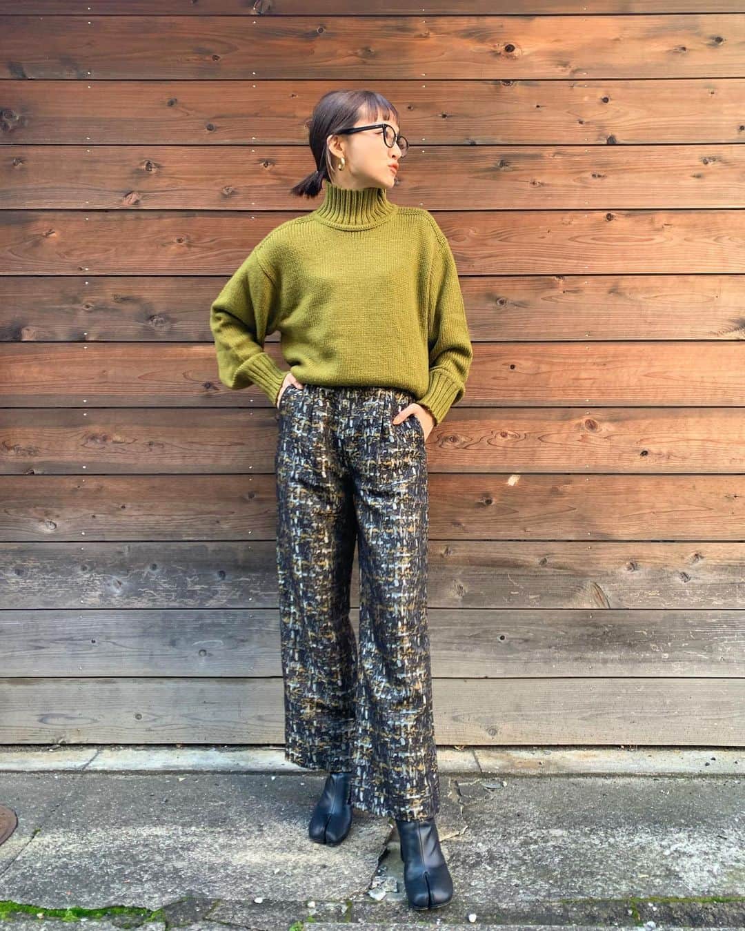 春名亜美さんのインスタグラム写真 - (春名亜美Instagram)「キラキラした街に合わせて、パンツもちょっとキラキラ🎄✨  白ニットと合わせてクリスマス気分になってみたり、黒ニットと合わせていつもよりちょっと大人っぽくコーデしてみたり🍸  沢山のコーディネートが楽しみ🖤  バックウエストはゴムになっているので、楽ちんです✨  📣12月10日まで10%OFFです ・ #ニット @uniqlo × @jw_anderson  #ゴブランパンツ @fromfirstmusee  #shoes @maisonmargiela  ・ ・ #fromfirstmusee #MUSEE #フロムファーストミュゼ #ママコーデ #ママコーディネート #足袋ブーツ #maisonmargiela #マルジェラ足袋 #マルジェラ #ユニクロ #uniqlojwanderson #uniqlo #jwanderson」12月5日 18時05分 - amiharunaami