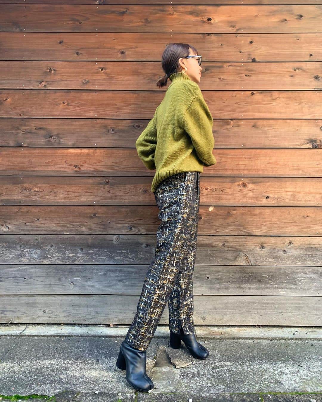 春名亜美さんのインスタグラム写真 - (春名亜美Instagram)「キラキラした街に合わせて、パンツもちょっとキラキラ🎄✨  白ニットと合わせてクリスマス気分になってみたり、黒ニットと合わせていつもよりちょっと大人っぽくコーデしてみたり🍸  沢山のコーディネートが楽しみ🖤  バックウエストはゴムになっているので、楽ちんです✨  📣12月10日まで10%OFFです ・ #ニット @uniqlo × @jw_anderson  #ゴブランパンツ @fromfirstmusee  #shoes @maisonmargiela  ・ ・ #fromfirstmusee #MUSEE #フロムファーストミュゼ #ママコーデ #ママコーディネート #足袋ブーツ #maisonmargiela #マルジェラ足袋 #マルジェラ #ユニクロ #uniqlojwanderson #uniqlo #jwanderson」12月5日 18時05分 - amiharunaami