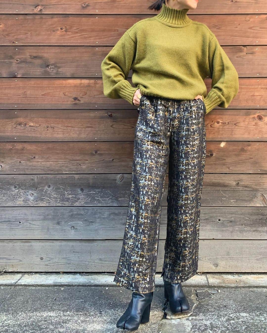 春名亜美さんのインスタグラム写真 - (春名亜美Instagram)「キラキラした街に合わせて、パンツもちょっとキラキラ🎄✨  白ニットと合わせてクリスマス気分になってみたり、黒ニットと合わせていつもよりちょっと大人っぽくコーデしてみたり🍸  沢山のコーディネートが楽しみ🖤  バックウエストはゴムになっているので、楽ちんです✨  📣12月10日まで10%OFFです ・ #ニット @uniqlo × @jw_anderson  #ゴブランパンツ @fromfirstmusee  #shoes @maisonmargiela  ・ ・ #fromfirstmusee #MUSEE #フロムファーストミュゼ #ママコーデ #ママコーディネート #足袋ブーツ #maisonmargiela #マルジェラ足袋 #マルジェラ #ユニクロ #uniqlojwanderson #uniqlo #jwanderson」12月5日 18時05分 - amiharunaami