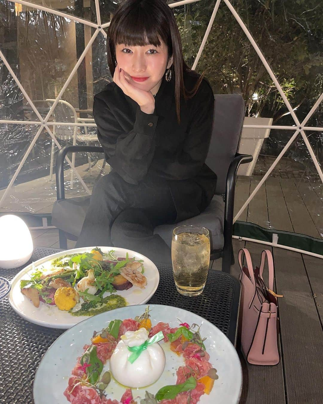 なかねかなさんのインスタグラム写真 - (なかねかなInstagram)「きました全料理ばかうま店！！ 店内のボックス席の他に、テラスに透明のビニールで囲われたドーム席(激暖かい)、同じエリアの別ブースにこたつ席があるテーマパークみたいなレストラン！ だけど内装はめちゃくちゃお洒落で、女子会、家族の食事、デート、色んなシチュエーションに合うお店😳👏 チーズはとろとろ、チキンはプリップリ。全てがベストなレストランだった！😭🧡  #天王洲RIDE #品川イタリアン #品川グルメ #食いしん坊レポート」12月5日 18時06分 - nknknk1206