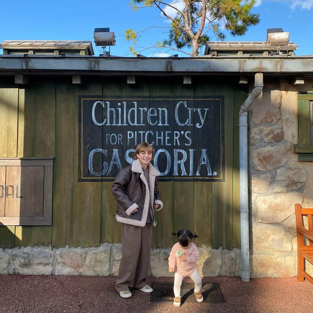 長谷川あやのインスタグラム：「🌎🌎🌎#universalstudiosjapan#rustal#fashion#ootd#outfit#coordinate#style#ママコーデ#ラスタル#152せんちこーで @rustal_official ・ ・ ・ 時間差投稿になります✍️ ・ 大阪でお仕事があったので 帰りに家族で少しだけUSJに 寄ってきました👨‍👩‍👧✨ ・ パークに入る前から テンション⤴︎⤴︎⤴︎な娘にほっこり😆笑 ・ 怪獣すぎて最近は 家族の思い出写真なんか撮れるわけもなく、、、 娘と2人で撮れた奇跡の数枚を🤲 ・ いい思い出になりました💛」