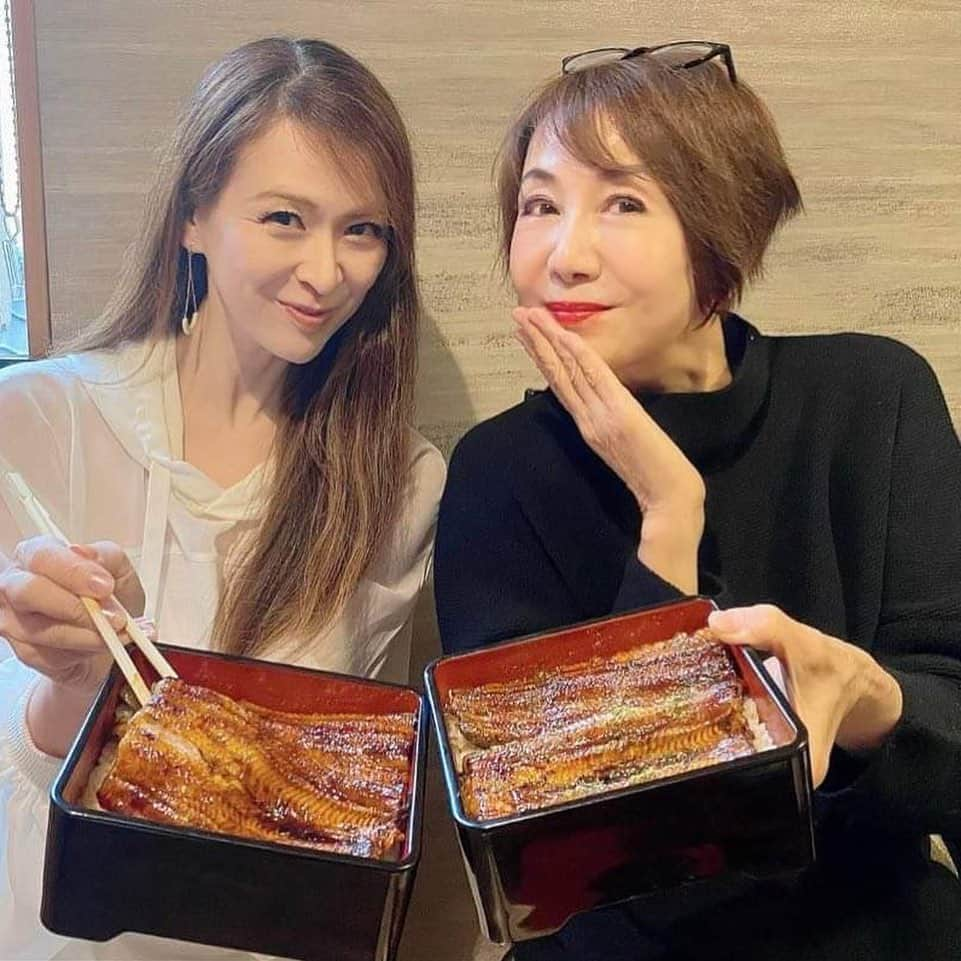 奈美悦子さんのインスタグラム写真 - (奈美悦子Instagram)「小田原「友栄」で鰻！やっぱり美味しい〜。大満足！#鰻#友栄 #小田原#美味しい#大好き#仲良し#小田原日帰り #満足#鰻好き #楽しい」12月5日 18時08分 - nami.etsuko