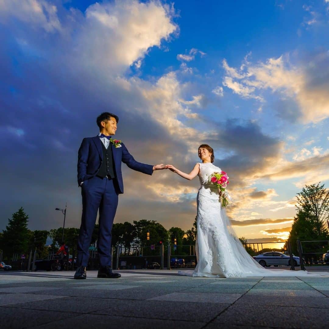 Wedding Park 公式のインスタグラム：「💐TODAY’s PICK UP ハナレポ💐  こんばんは！ ウエディングパークのハナレポ編集部です💁‍♀️  今日のピックアップは、 @k.m_wd09さまのハナレポ👰  なんと、大学生の弟さんが 「姉の一生に一度の晴れ舞台のために」と ウェディングフォトグラファー右近倫太郎さんの撮影をプレゼントしてくださったのだそう📷✨ 東京駅・丸の内前撮りの写真は圧巻！  式当日も家族愛や夫婦愛が感じられる 素晴らしい1日だったことが伝わるハナレポです♡  ＜この式場を決めたポイント＞ ラグジュアリーホテルならではの上質で温かなホスピタリティの素晴らしさに圧倒され、見学当日に即決！✨  💒この結婚式場を詳しく グランド ハイアット 東京(六本木） https://www.weddingpark.net/00000722/  💍この結婚式についてもっと詳しく ▼@k.m_wd09さまのハナレポ♡ https://www.weddingpark.net/hanarepo/8644/  ーーーーーー #ベストハナレポ にエントリーしよう👑  @weddingpark をフォロー ＋#ベストハナレポ をつけて 投稿してください♡  ベストハナレポに選ばれた花嫁さまは 月末に表彰投稿をさせていただいています♩  たくさんのご参加お待ちしています！  ーーーーーー #プレ花嫁 #式場探し #2020婚 #2021婚 #2020冬婚 #2021春婚 #ちーむ2020 #日本中のプレ花嫁さんと繋がりたい #結婚式 #結婚式準備 #結婚準備 #プロポーズ #ウエパ #ウエディングパーク #ハナレポ #グラハイ花嫁 #グランドハイアット東京 ーーーーーー」