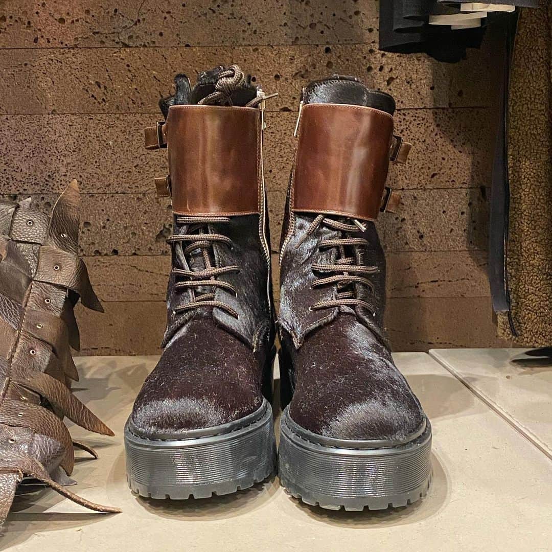 コレクションプリヴェのインスタグラム：「Our horsy booth @guidicult #newcollection  • • • • • #collectionpriveeaccessories #collectionpriveeofficial #newcollection #womensshoes #pony #rubbersole #brown #fashionista #bestboutique #guidicult #cattolica #fashionista #new #madeinitaly #shoemaker #artisanal」