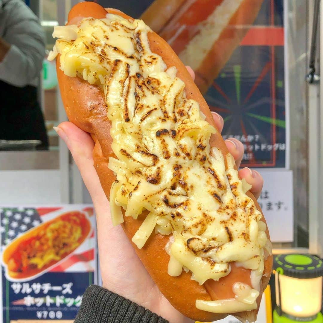 のインスタグラム：「𓊆kites kitchen𓊇in⥲移動販売⥲詳しい場所は @ft_kites_kitchen   𓊗チーズホットドッグ ¥650 ・ 3枚目の動画を是非見てください◎ ------------❁𝚁𝚎𝚙𝚘𝚛𝚝❁---------- ・ 前から気になってたホットドッグのキッチンカー！！！ やっと食べれた~(自分を焦らしすぎた) (もっと前から食べていれば良かった) ・ 毎週木曜日は北大塚にいるっぽくて私はそこで購入◎ セブ○イレブンのまえにどでーんってあるから かなり異様な光景…🙃 ・ 曜日によって鰻屋さんとかハンバーグ屋さんとか色々来るから結構謎地帯(震え声)(ちな鰻は前食べた) ・ ------------❁𝙴𝚊𝚝❁------------ ・ サルサホットドッグと迷いに迷った結果私にはやはりチーズしかいなかった…(チーズは親友)(私たちマブだよね？) ・ フレンドリーで優しいお姉さんがガスバーナーでファイヤーしてくれます🔥(語彙力) パフォーマンス力抜群◎(食欲が湧きに湧きまくる) ・ 渡されて持ってみるといや！重量感半端なーーー！！🥺 絶対500ｇある！まずソーセージがぶっとい。 "長さ20センチ・太さ2センチ"なんという事だ…(ここ重要) ・ 1口食べると肉汁がジュわわ~んって溢れてくる~(泣) いや美味しいし食べ応えがほんとにすっごい❤︎ あと炙られたチーズがめちゃくちゃ香ばしくて鼻にすごい 香りが抜ける◎ ・ チーズは伸びるタイプで特に変哲のないチーズだけどガスバーナーの力(?)で普通に美味しかった~。 (めちゃくちゃ伸ばしながら食べてた) ・ 本当にこんな大きくて食べ応えあるホットドッグ初めてだったしコスパもボリューム以上だったから嬉しすぎたし また違う味たべた〜い🥺 ・ ➦𝚙.𝚜:木曜日また食べに行こうかな~(?) ・ ❏-------------𝚜𝚑𝚘𝚙 𝚒𝚗𝚏𝚘 ﻿------------❑  12月の出現先や営業時間などは @ft_kites_kitchen の投稿やハイライトをご覧下さい⚑⚐⚑ ・ ・ ・ #kitekitchen  #ホットドッグ  #キッチンカー  #下北沢グルメ  #大塚グルメ」